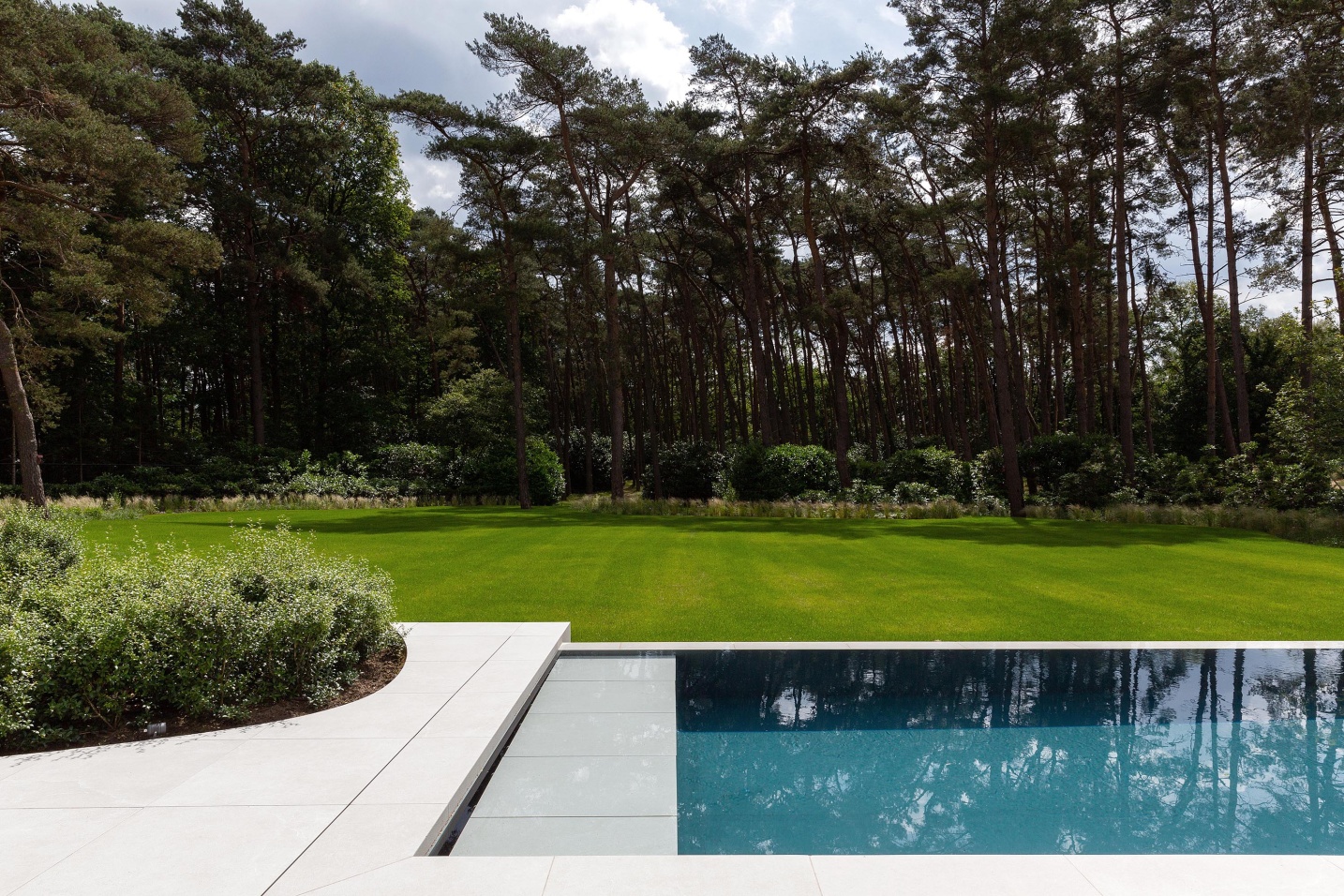 Zwembad zicht natuur chique outdoor pool tuinontwerp - SFAR i&a Limburg
