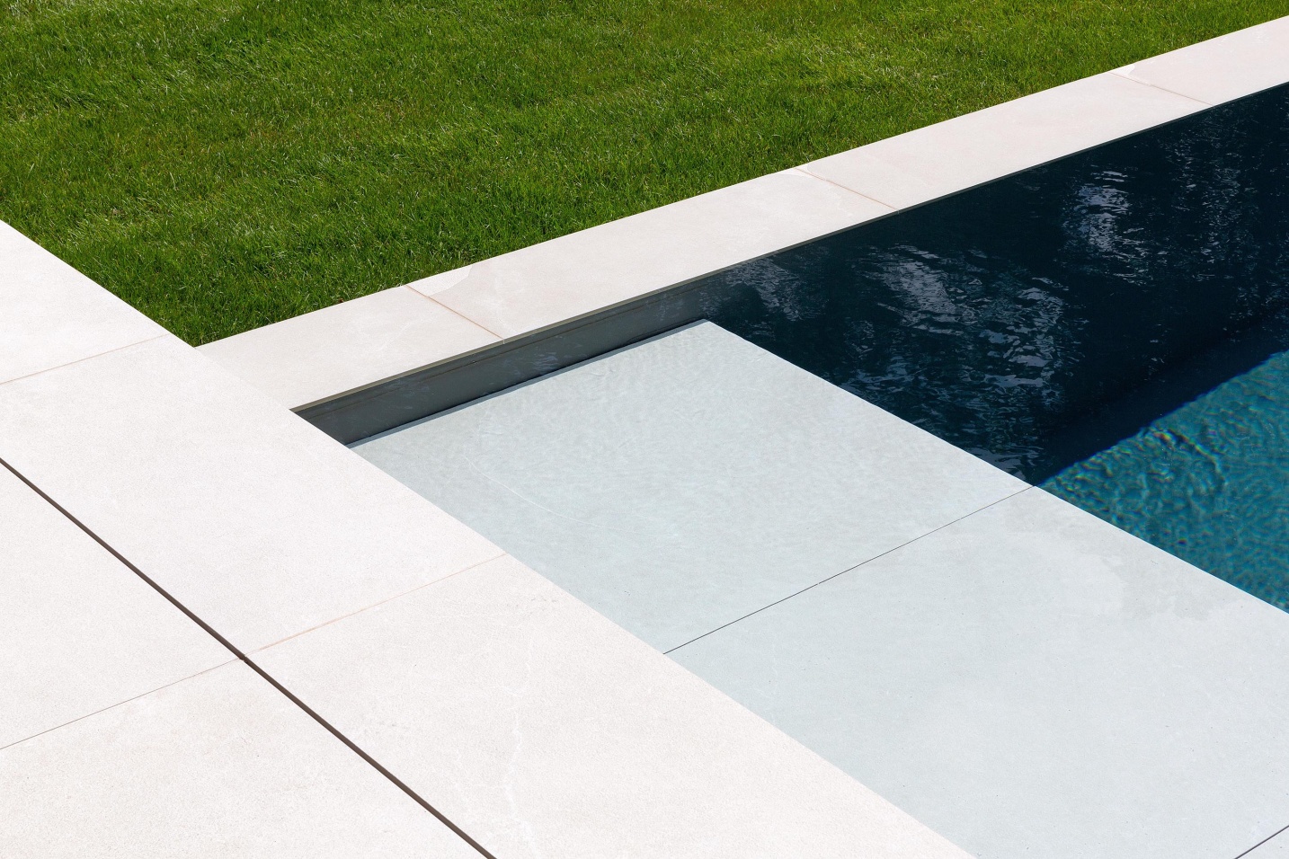detail boord pool zwemmen terras steen high-end - SFAR Architecten Hasselt