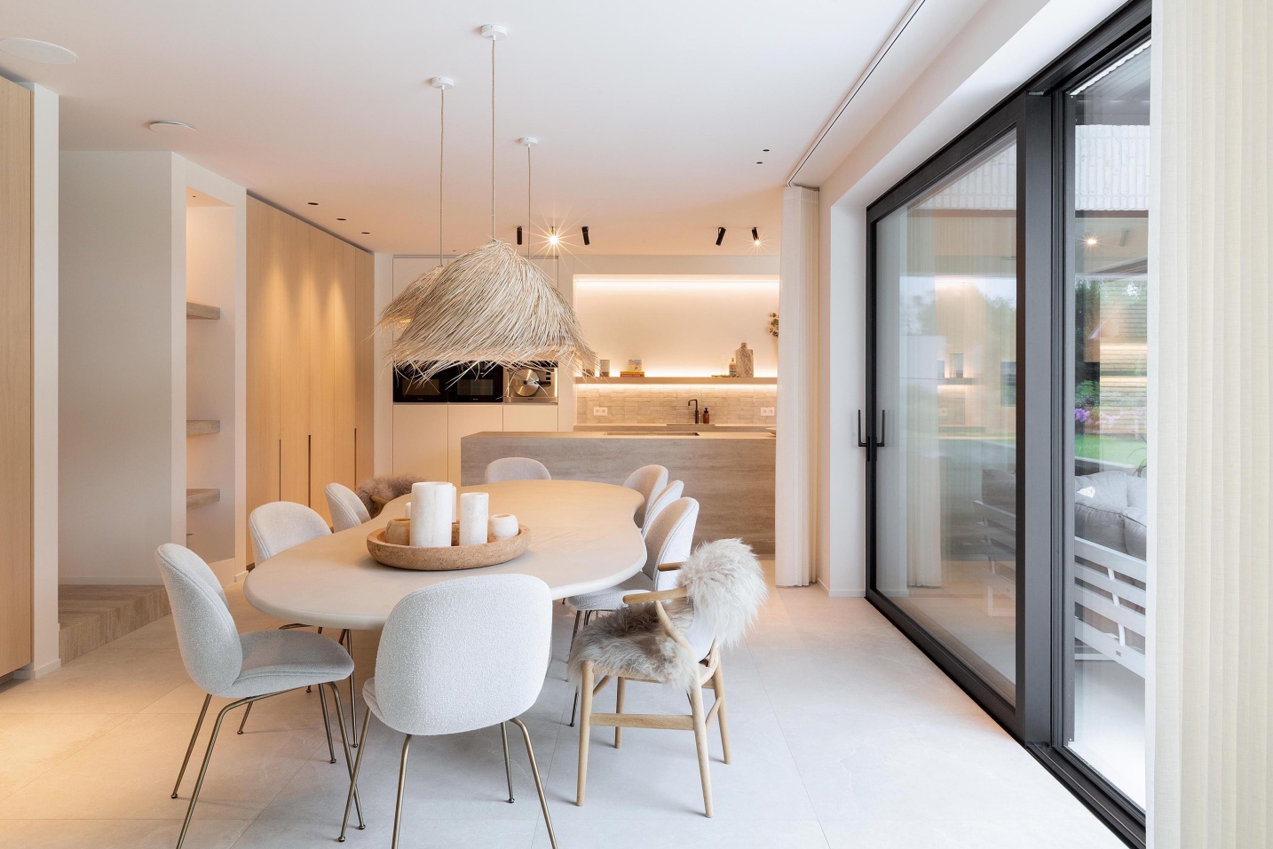 Tafel mortex interieur luxe ontwerp grote ramen ontwerp - SFAR architecten Hasselt