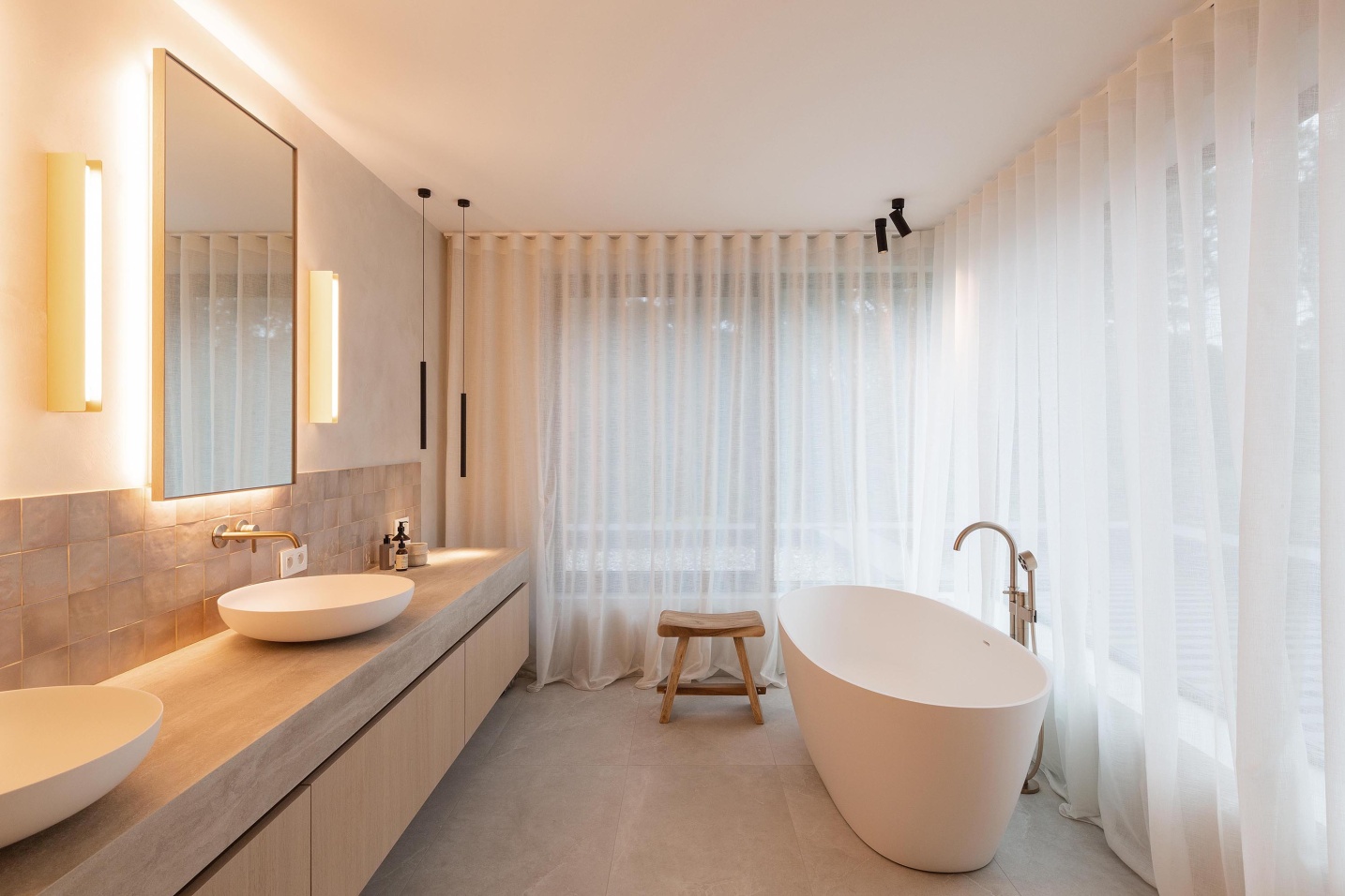 luxe badkamer bad moderne interieur gordijnen open ontwerp spiegel licht sfeer - SFAR interieur & architecten vlaanderen