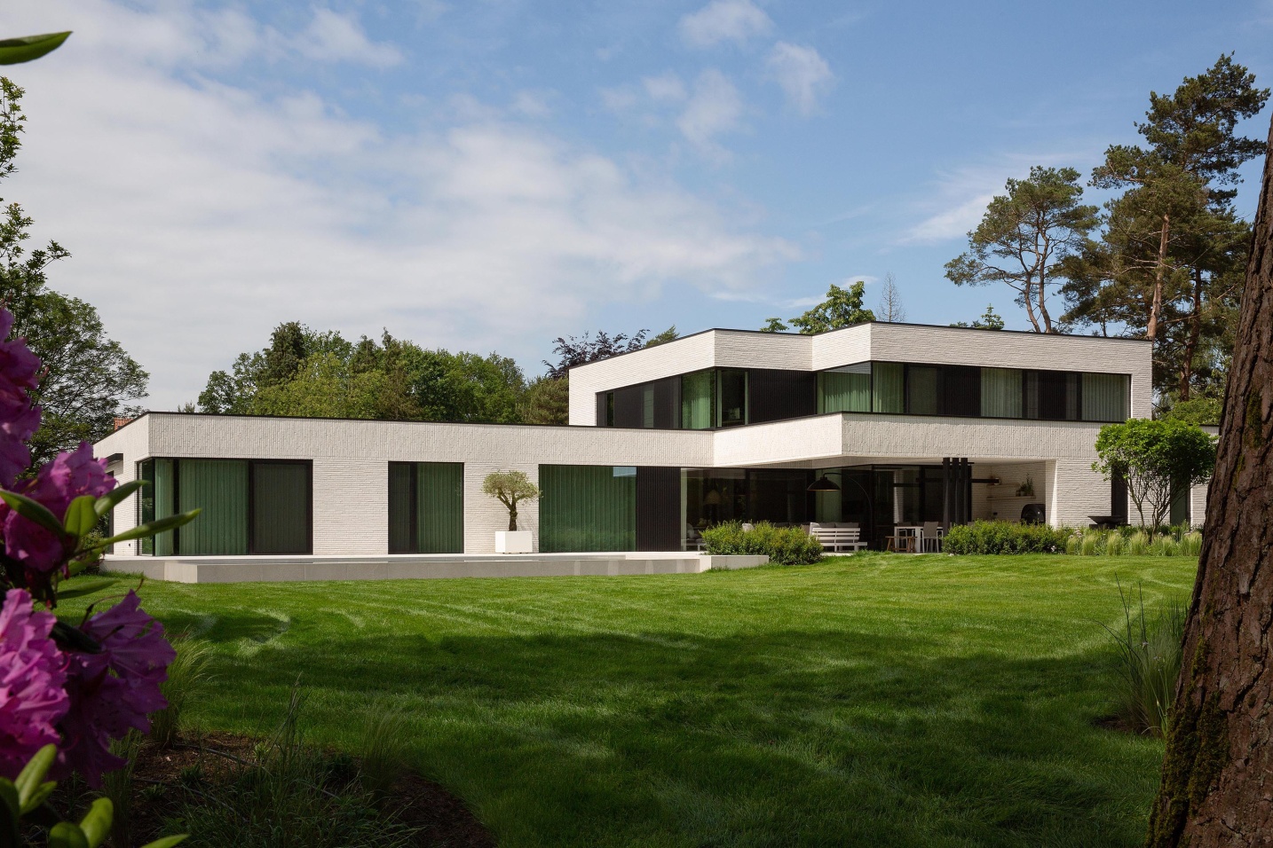 achtergevel tuin natuur bomen luxe villa design - SFAR interieur & architecten