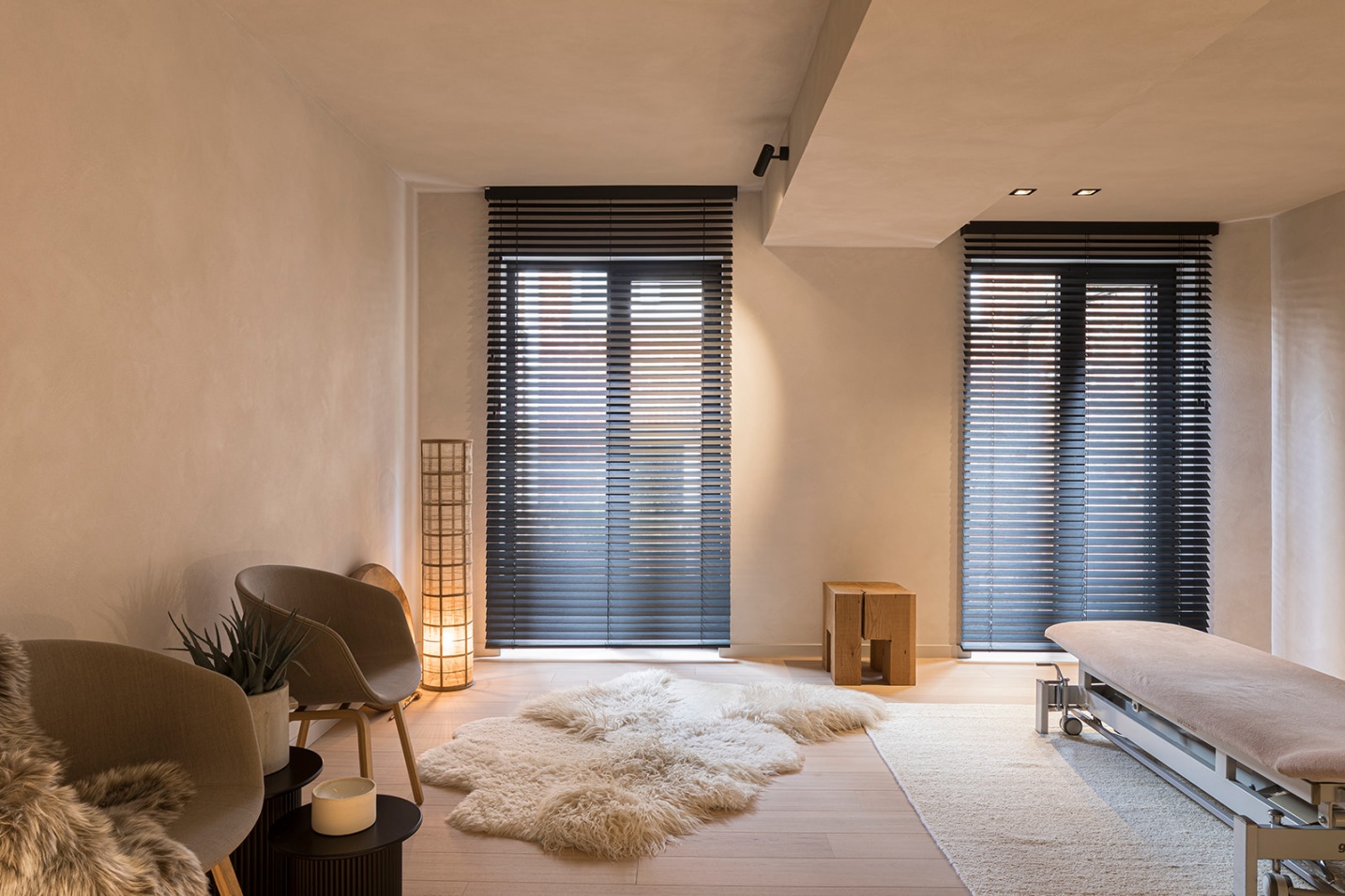 Praktijkruimte met behandeltafel en minimalistisch interieur - SFAR interieur & architecten Hasselt