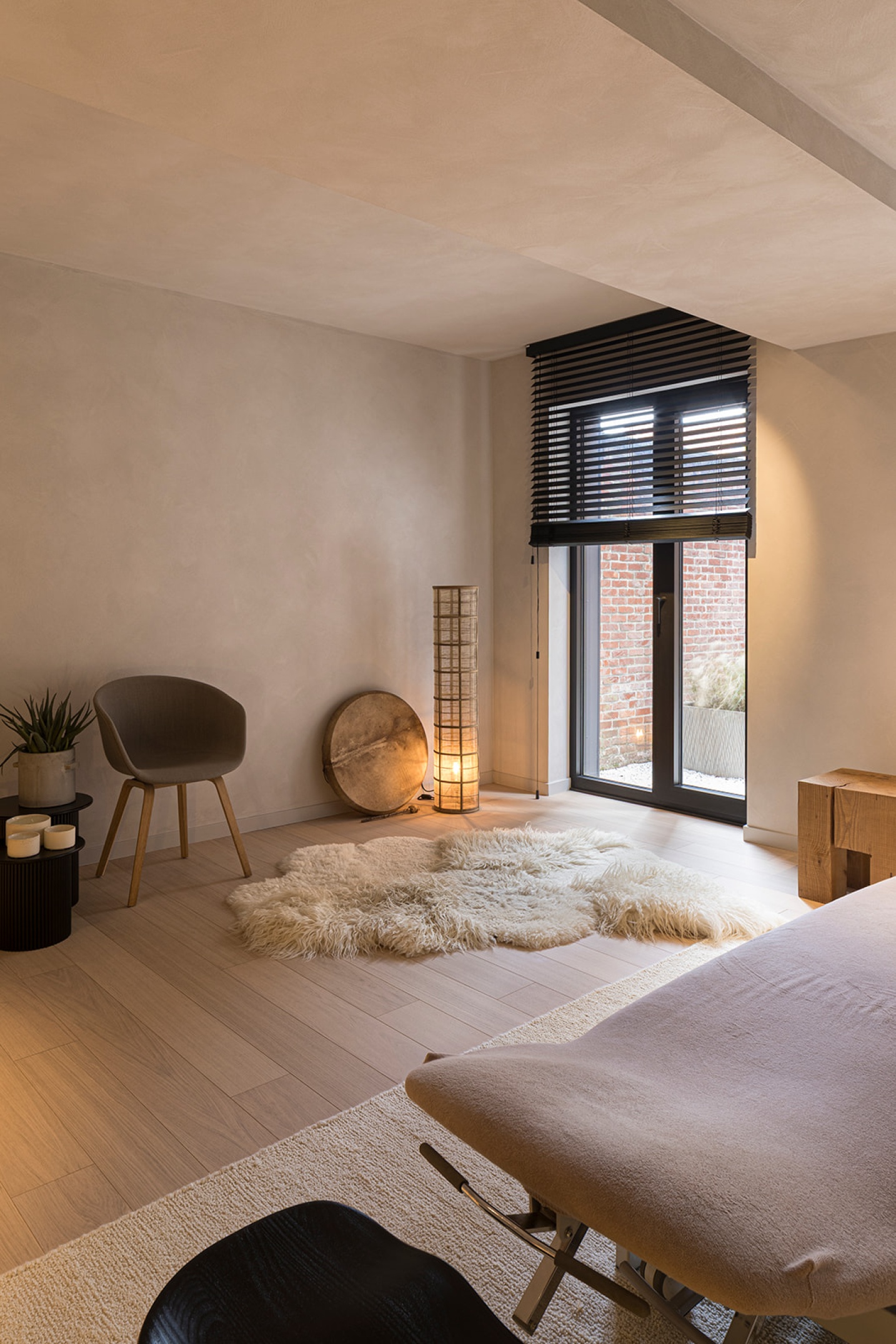 Professionele behandelruimte voor osteopathie met rustige sfeer - SFAR interieur & architecten Hasselt
