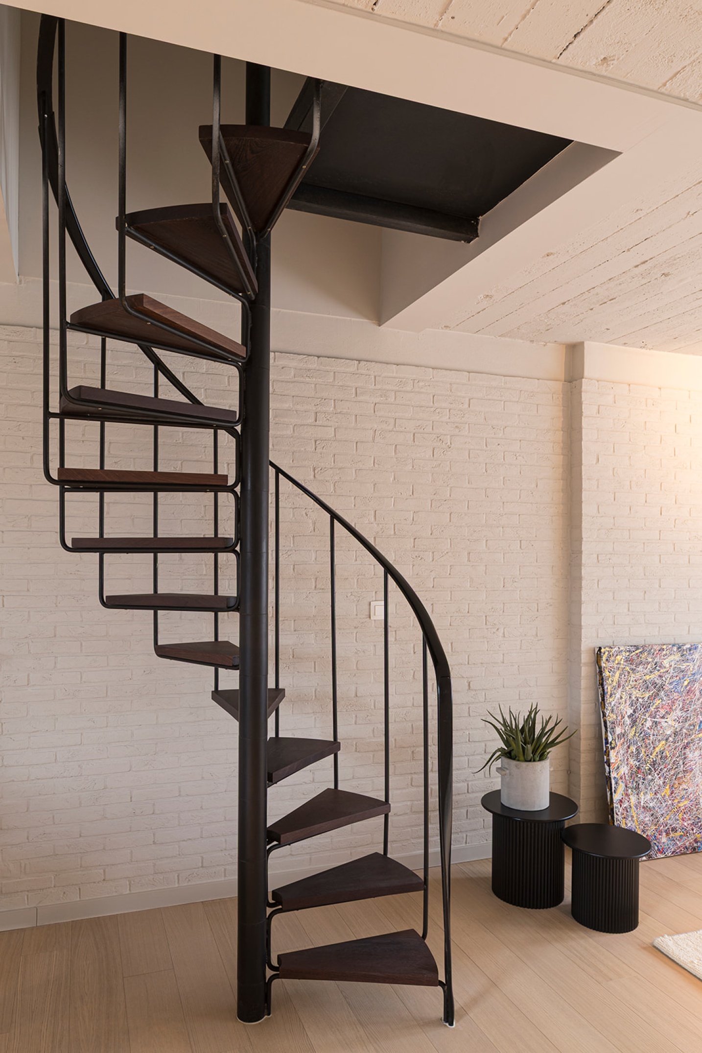 Heldere circulatieruimte met focus op rust en oriëntatie - SFAR interieur & architecten Hasselt