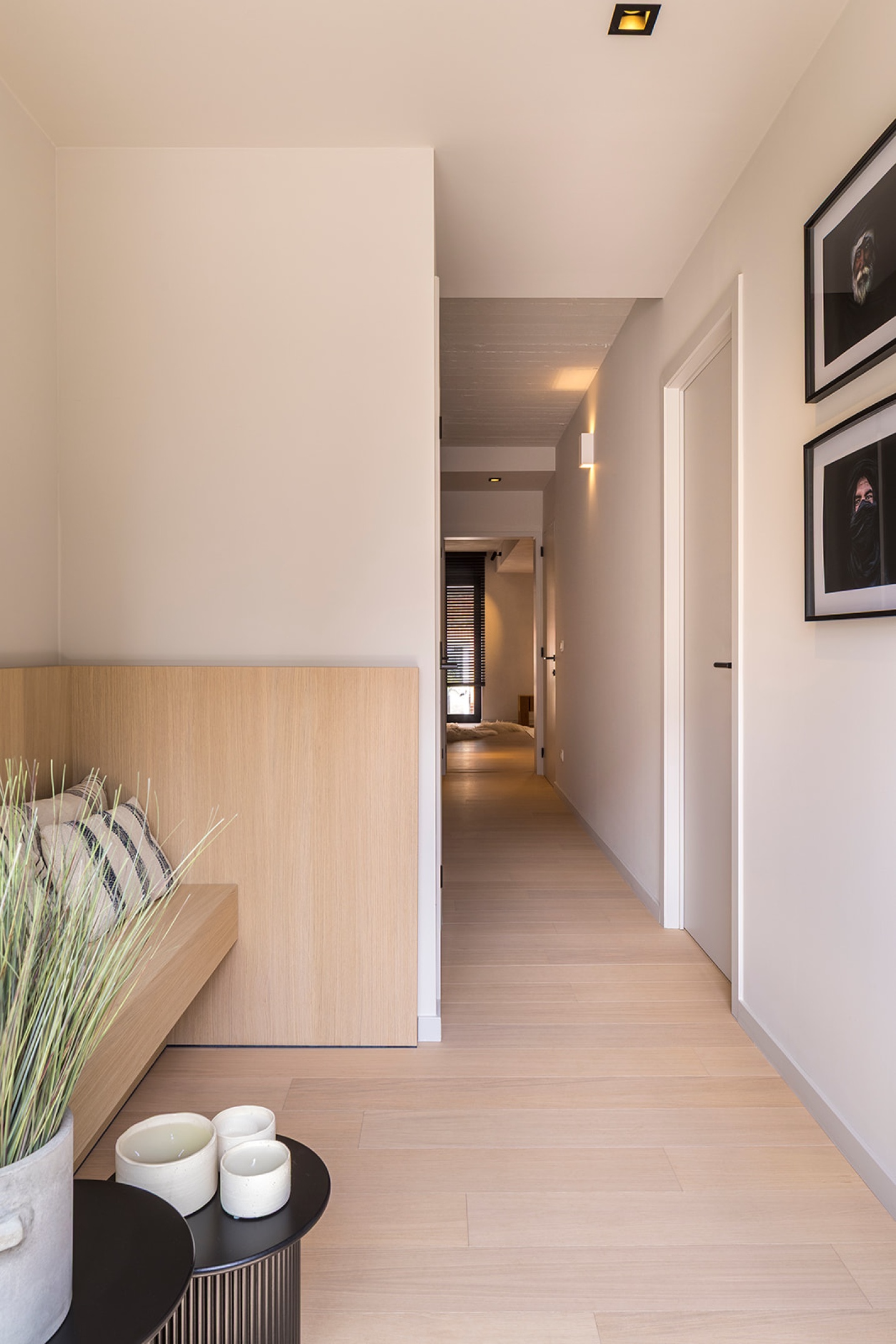Minimalistisch onthaal met zachte kleuren en natuurlijke lichtinval - SFAR interieur & architecten