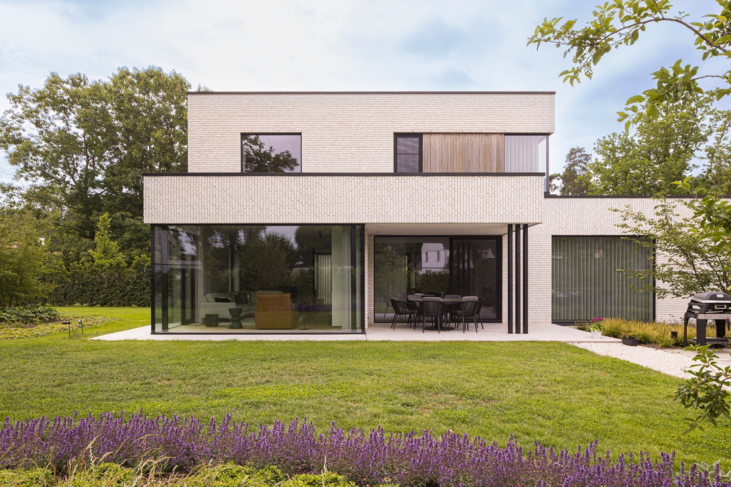 achtergevel villa luxe tuinontwerp totaalproject modern beige steenstrips luxe voorgevel nieuwe beige steen modern ontwerp - SFAR Interieur & Architecten