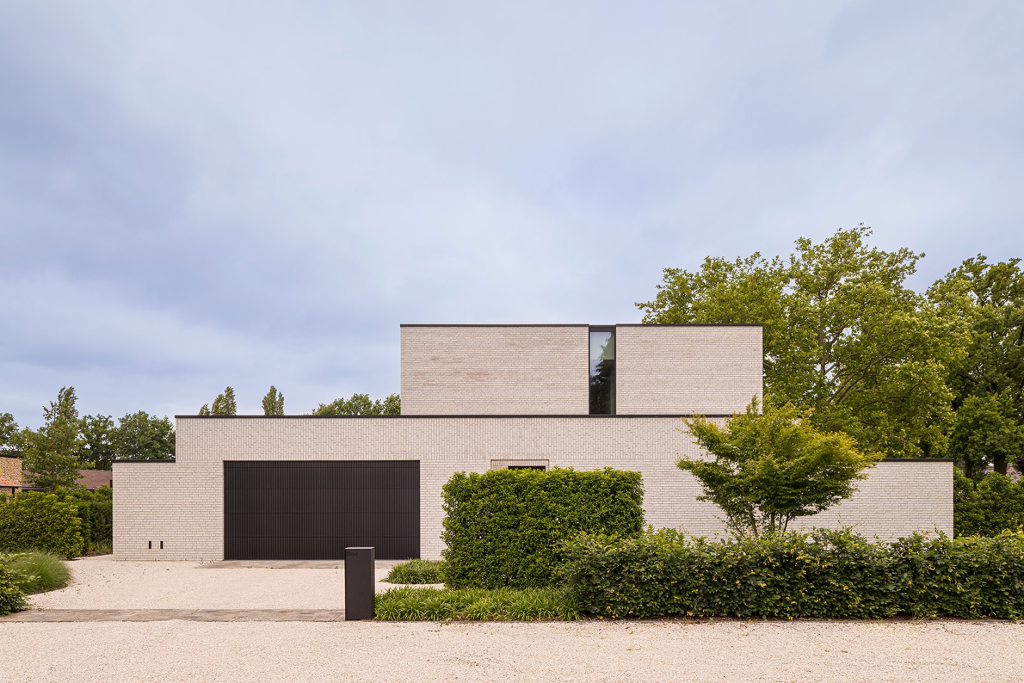 voorgevel unieke villa keerbergen beige steen warm tuinontwerp - SFAR Interieur & Architecten