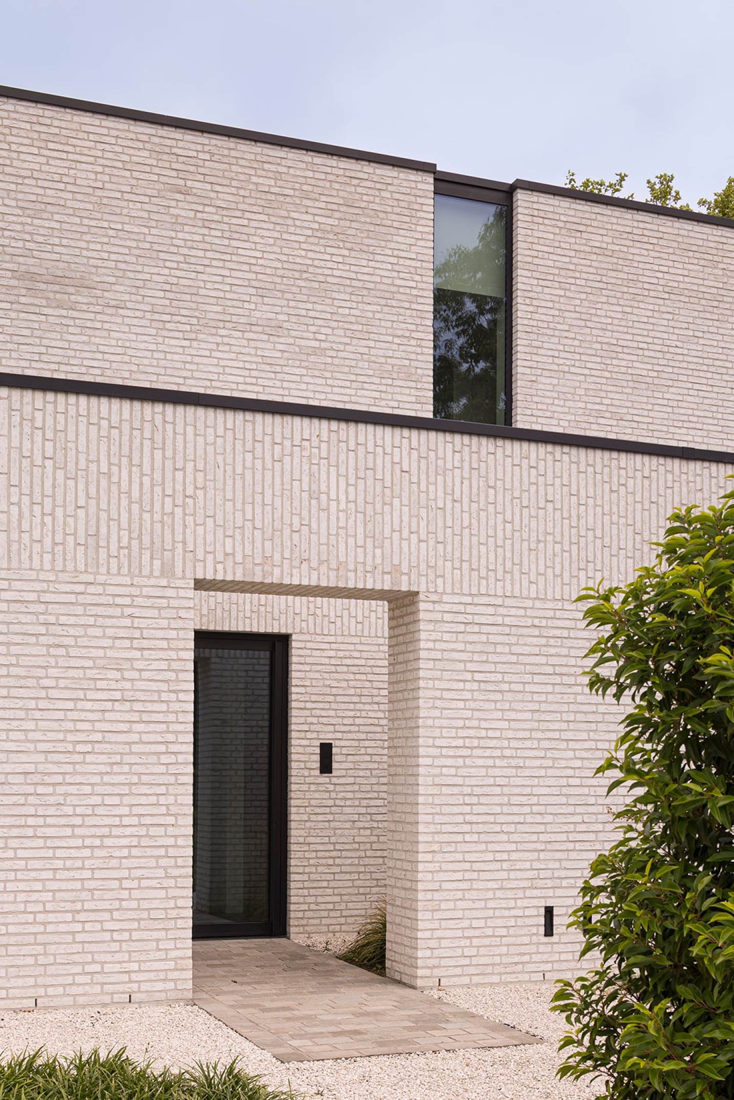 voorgevel nieuwe beige steen modern ontwerp - SFAR Interieur & Architecten