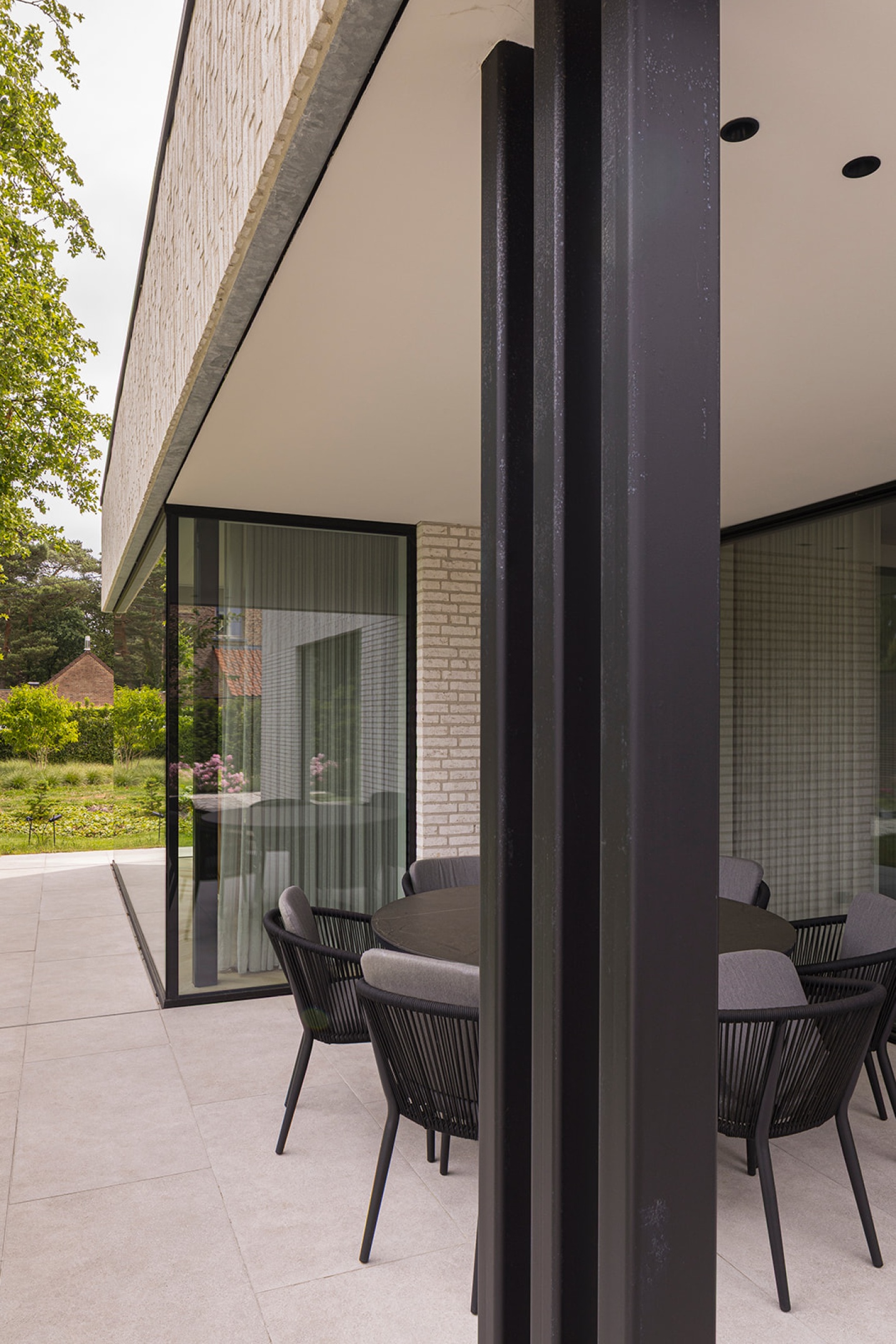 overdekt terras luxe modern villa beige steen sfeervol voorgevel nieuwe beige steen modern ontwerp - SFAR Interieur & Architecten