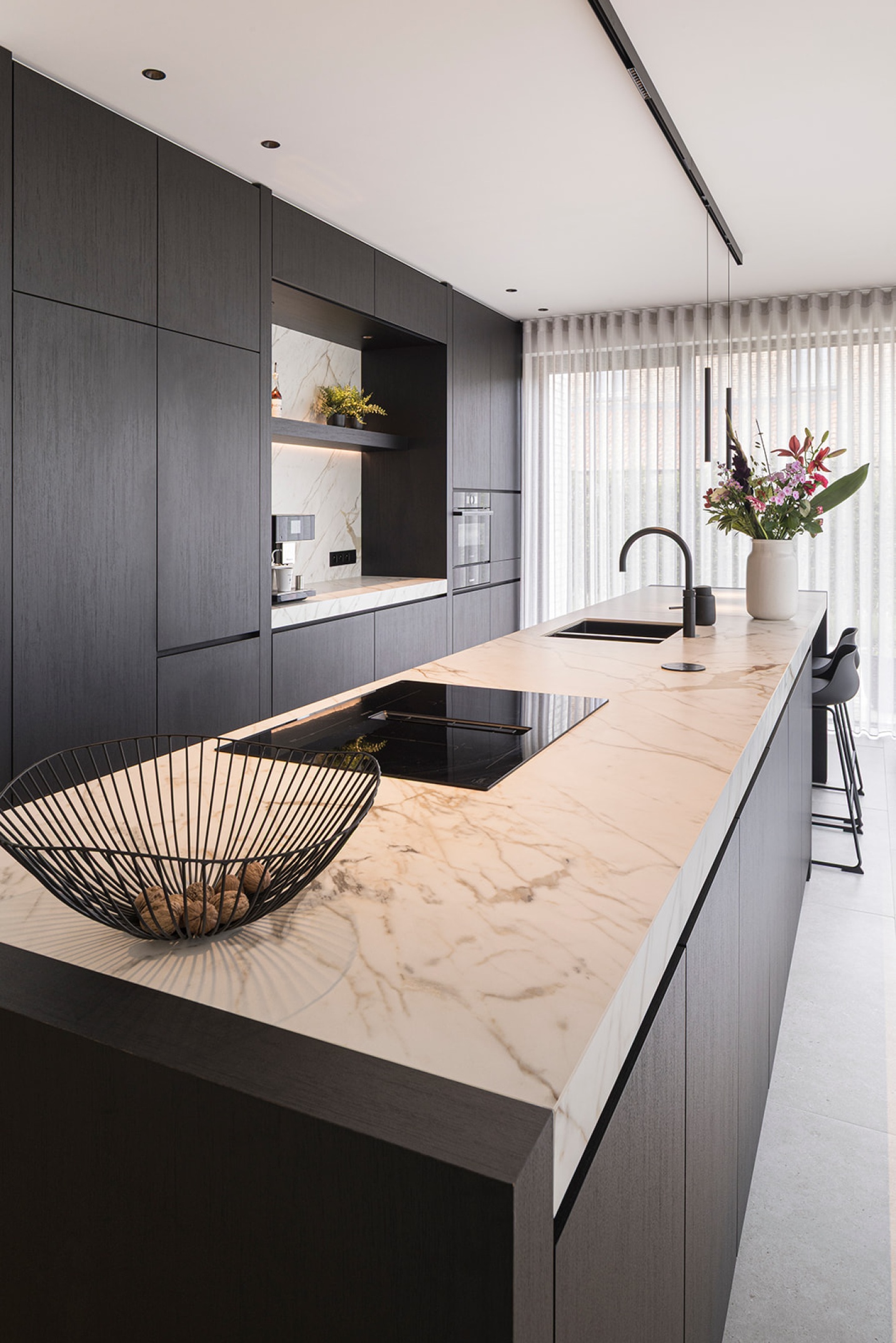 keuken tijdloos grote leefruimte modern keramiek fineer zwart luxe architect Limburg Hasselt - SFAR Interieur & Architecten