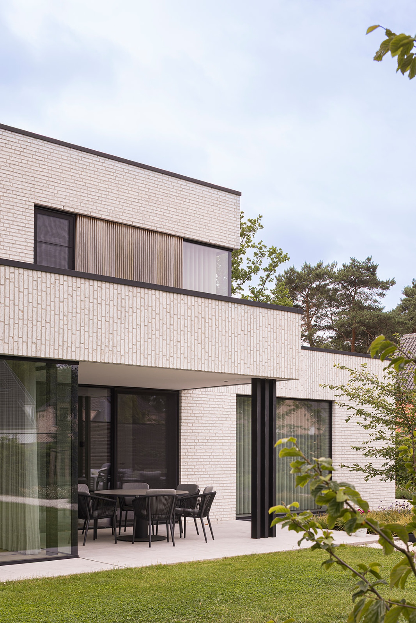 achtergevel luxe overdekt terras zomergevoel architect voorgevel nieuwe beige steen modern ontwerp - SFAR Interieur & Architecten