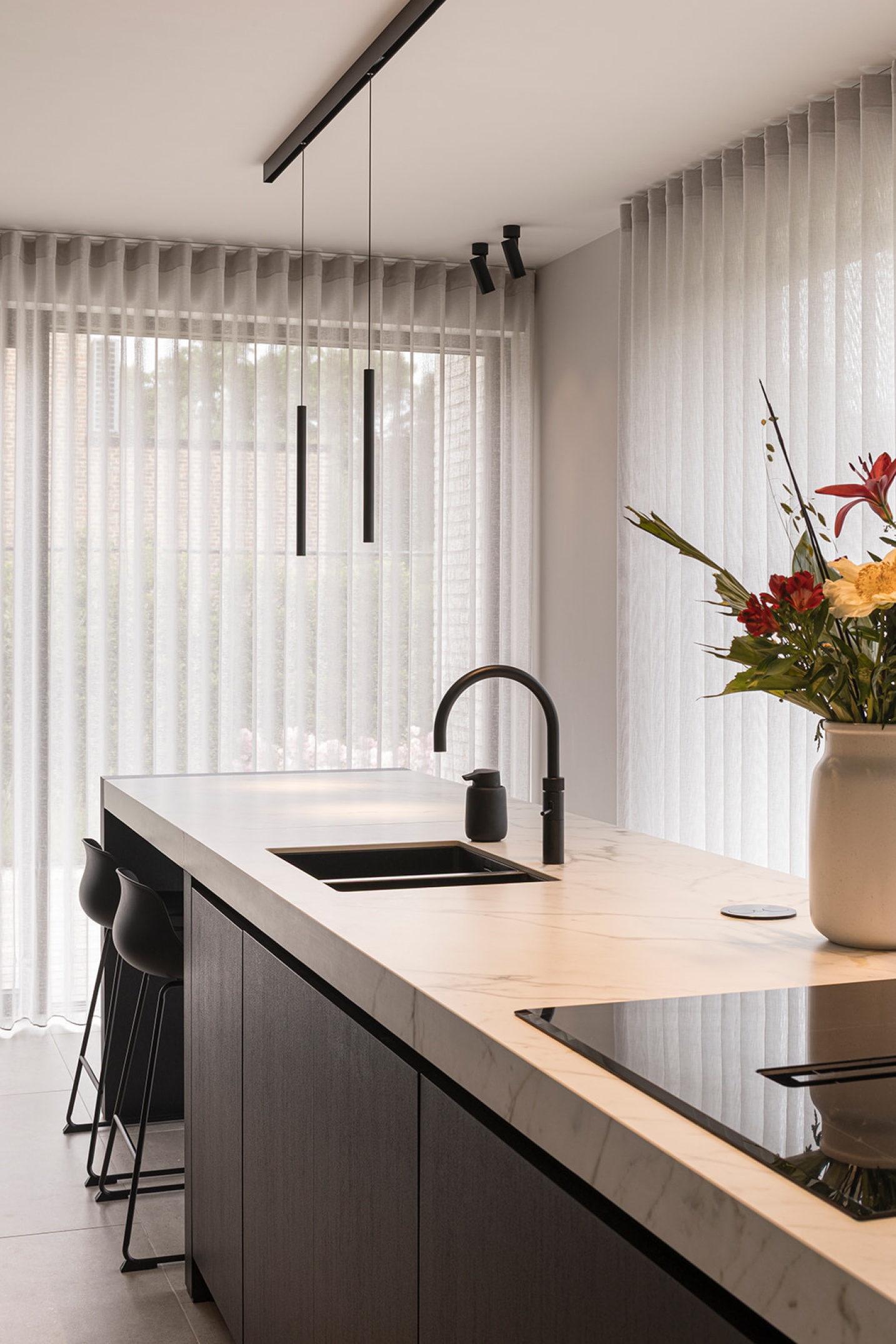 keureiland luxe tijdloos high-end zwart fineer keramiek luxe gordijnen keerbergen voorgevel nieuwe beige steen modern ontwerp - SFAR Interieur & Architecten