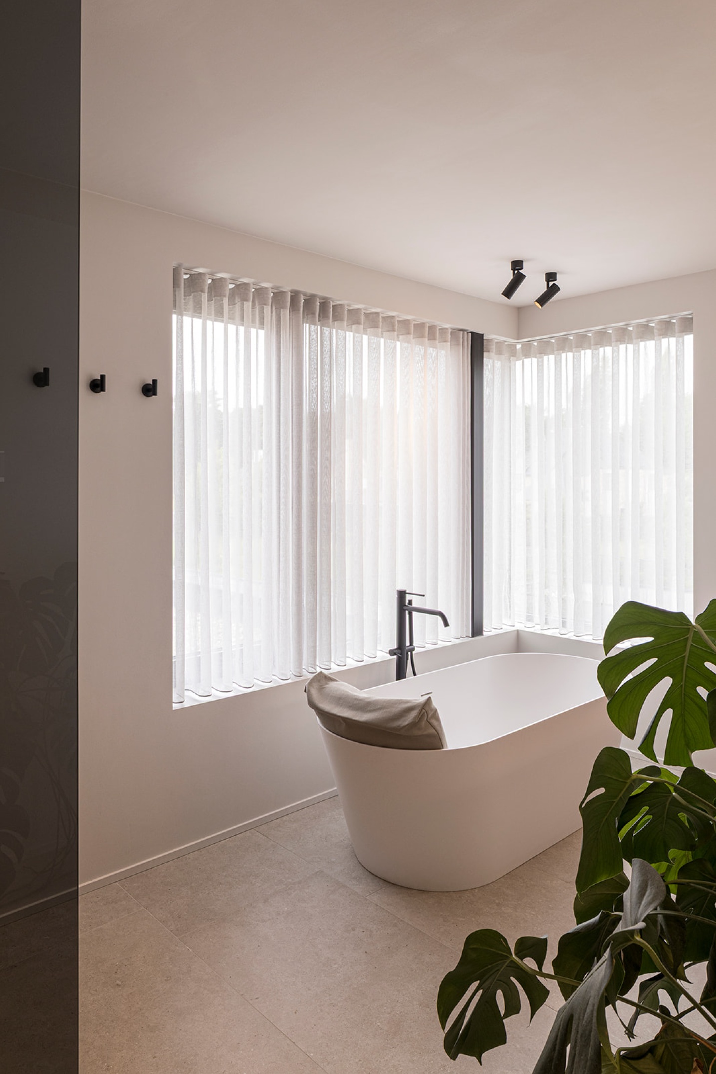 badkamer luxe gordijnen vrijstaand bad badkamer luxe spots  - SFAR Interieur & Architecten