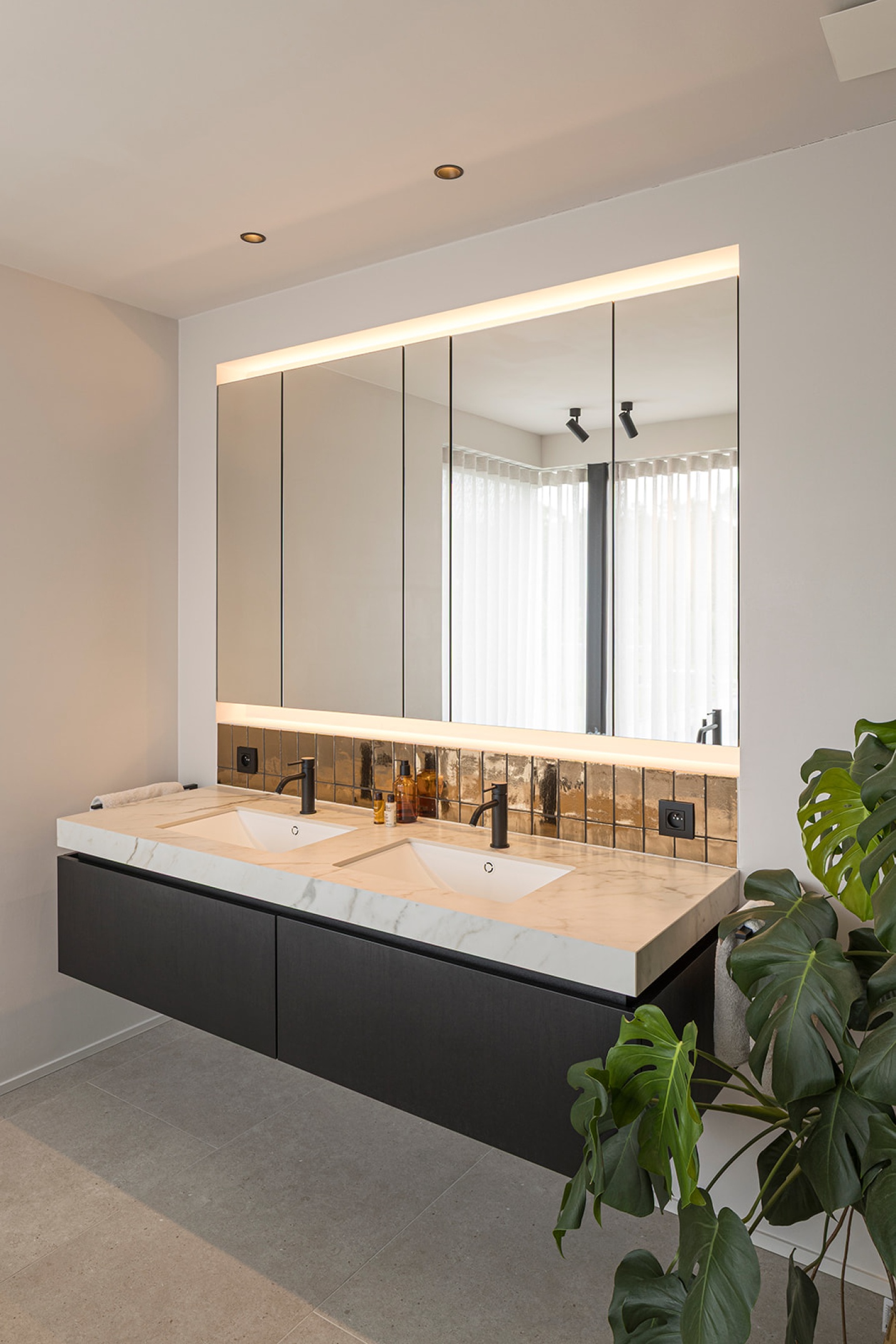badkamermeubel spiegel led-strips interieurarchitect tegels zwevend  - SFAR Interieur & Architecten