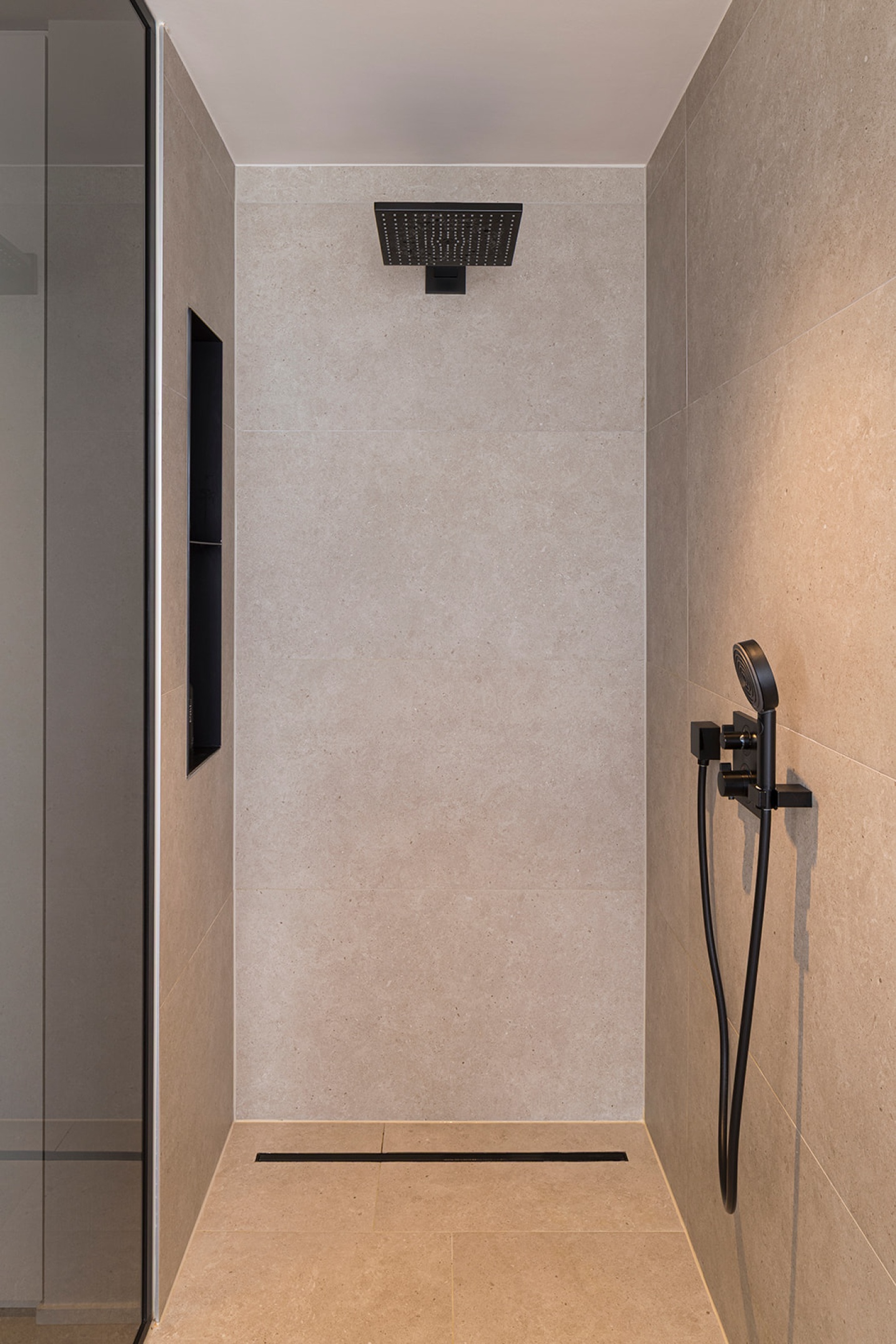 douche tegels beige luxe inloopdouche interieurdesign ontwerp  - SFAR Interieur & Architecten 