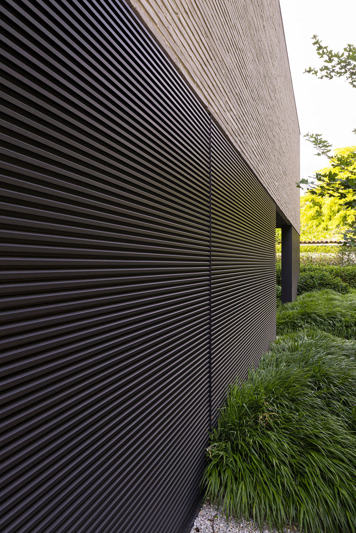 Hedendaagse villa met strakke lijnen en aluminium bekleding limburg – SFAR interieur & architecten Limburg