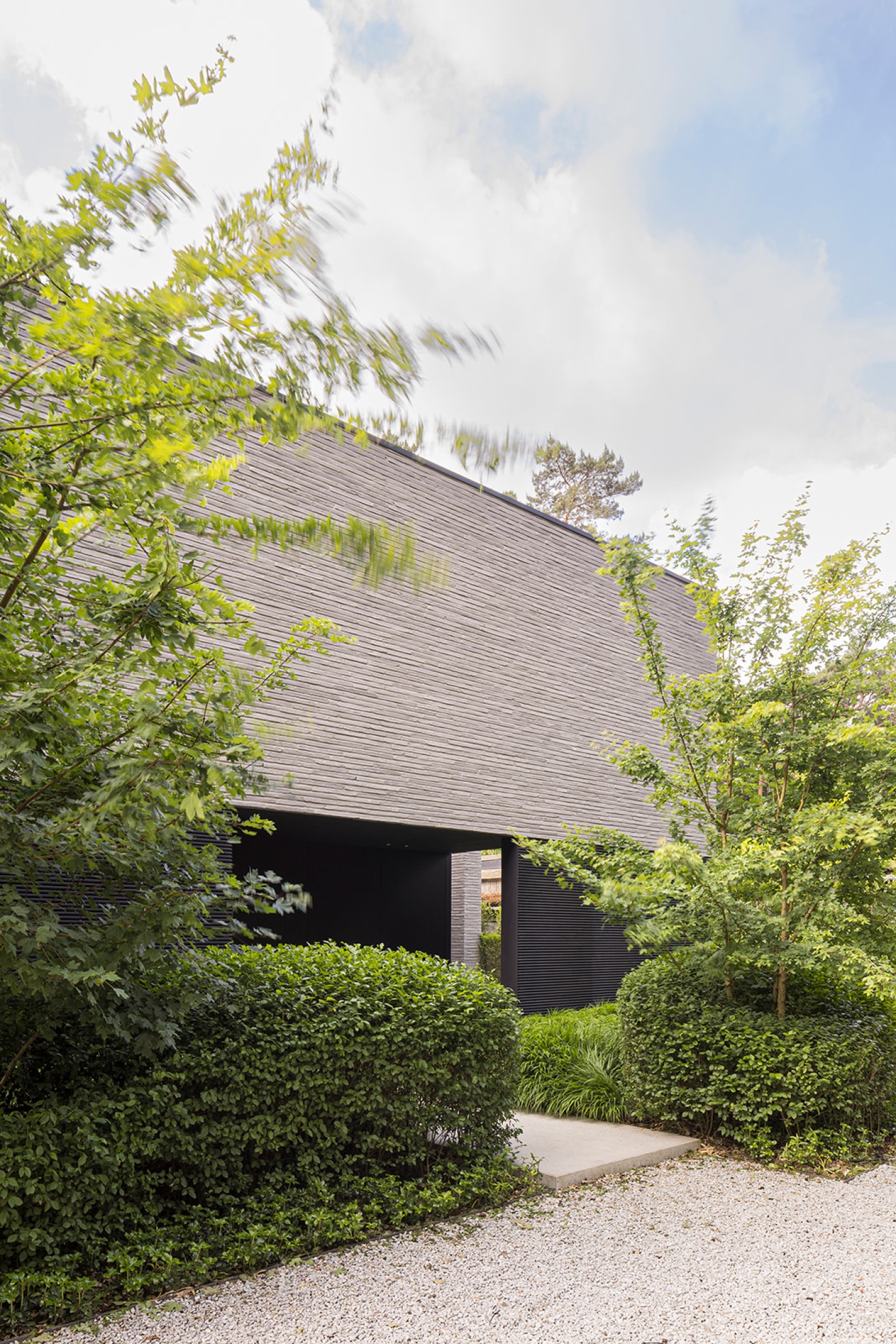 Designwoning met minimalistische gevel en warme uitstraling – SFAR interieur & architecten Limburg