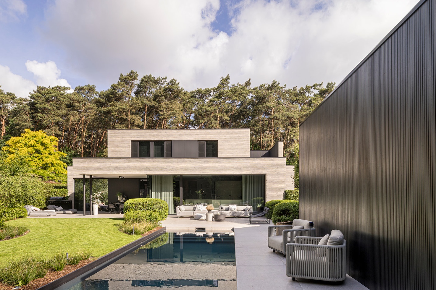 Hedendaagse villa met strakke lijnen en grote raampartijen – SFAR interieur & architecten Limburg