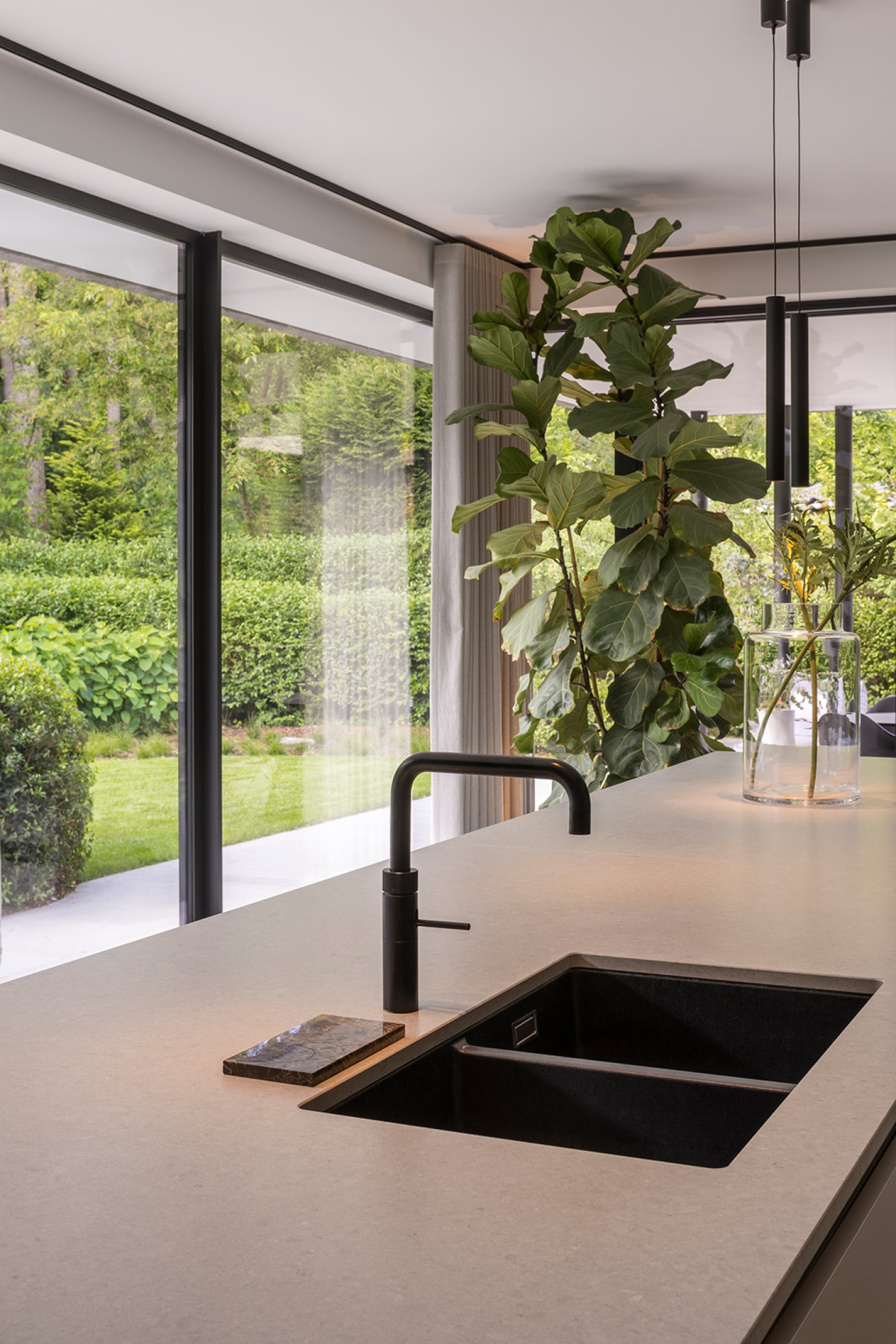 Minimalistische keuken geïntegreerd in leefruimte – SFAR interieur & architecten Limburg