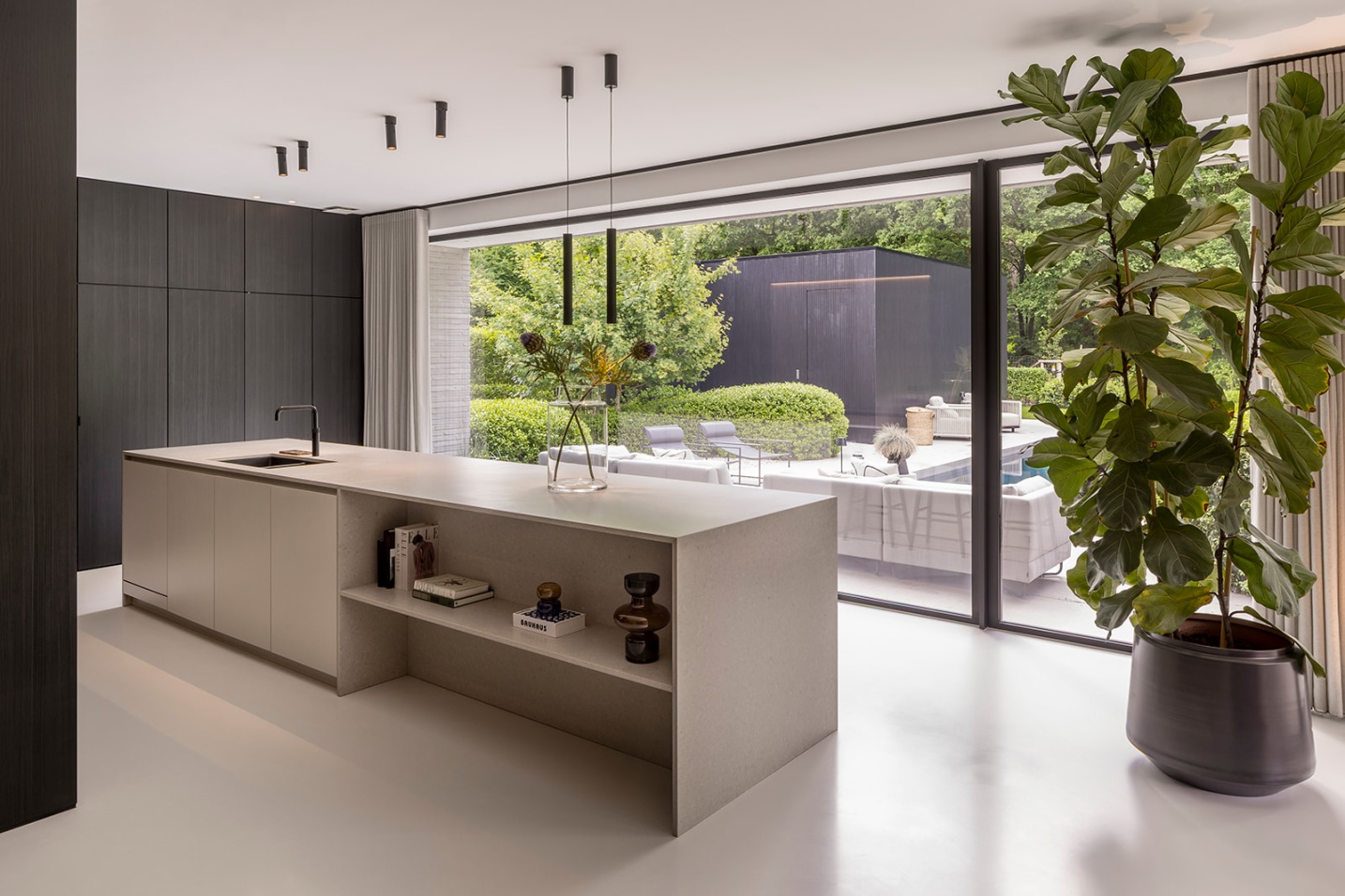 Luxe keuken met natuurlijke materialen en warme uitstraling – SFAR interieur & architecten Limburg