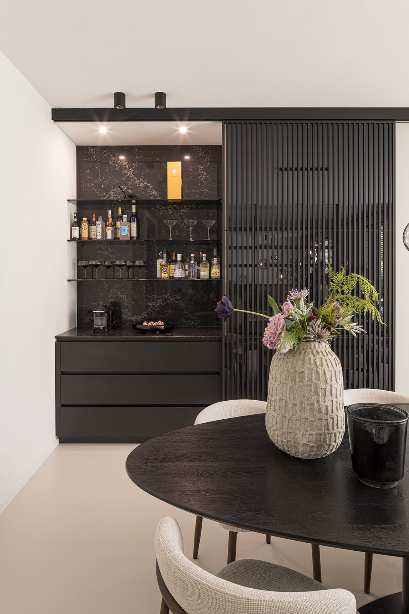 Elegante eetruimte met veel lichtinval en connectie tot keuken – SFAR interieur & architecten Limburg