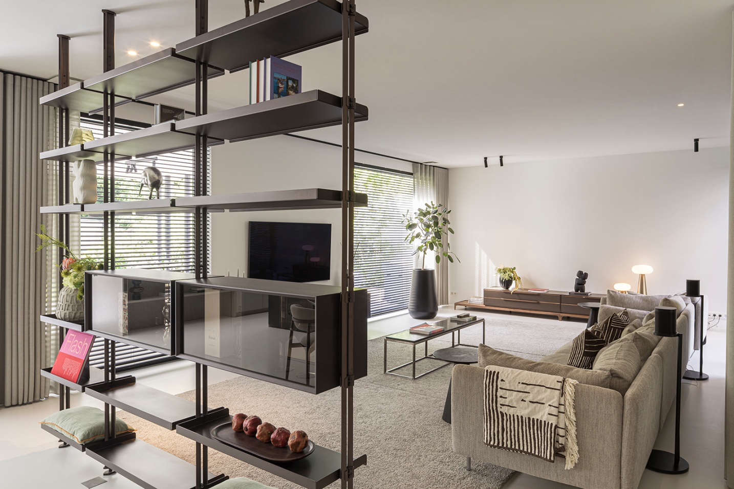 Open leefruimte met veel natuurlijk licht en warme materialen – SFAR interieur & architecten LimburgModerne woonkamer met tijdloos en minimalistisch interieur – SFAR interieur & architecten Limburg