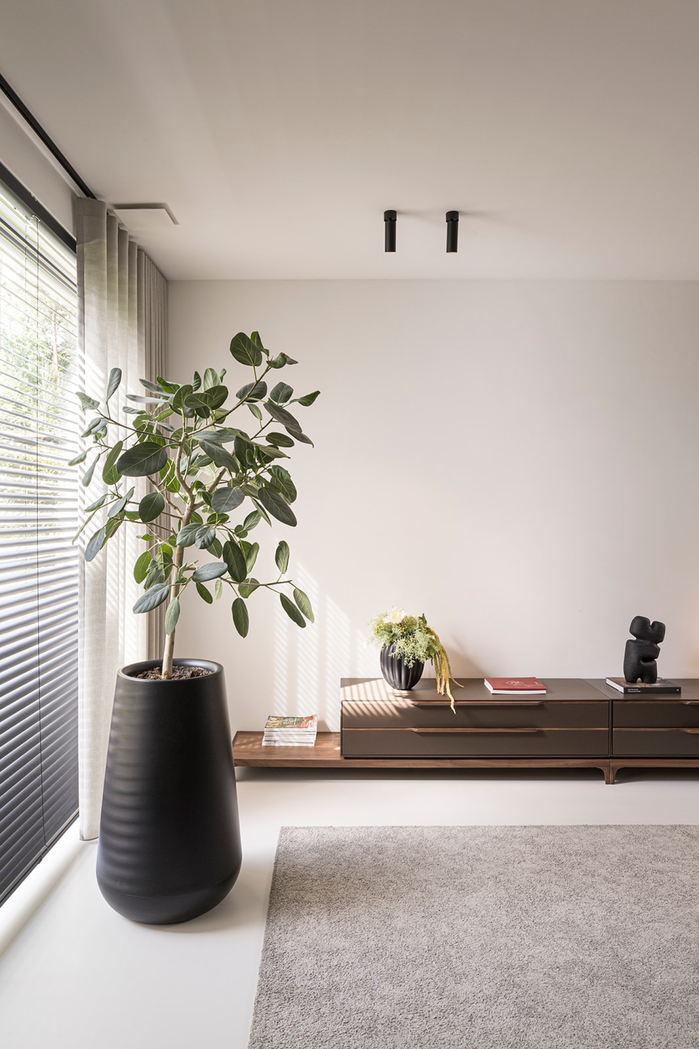 Moderne woonkamer met tijdloos en minimalistisch interieur – SFAR interieur & architecten Limburg