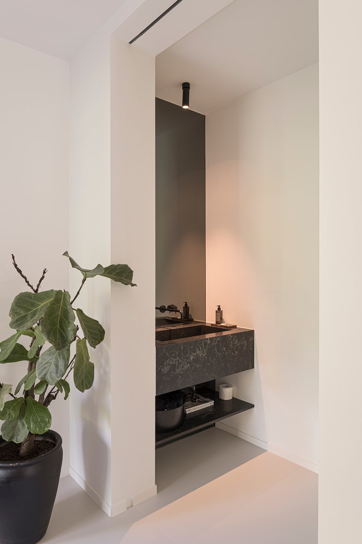 Elegant wooninterieur met hoogwaardige afwerking van toiletruimte – SFAR interieur & architecten Limburg