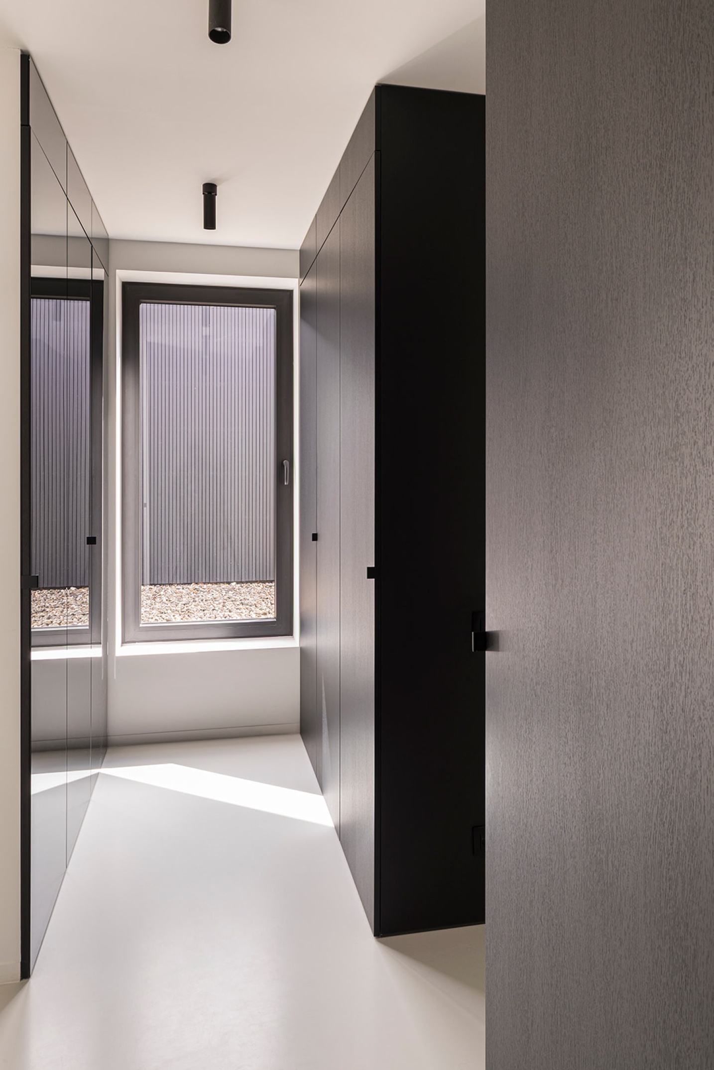 Moderne badkamer met spa-achtige uitstraling en zachte tinten – SFAR interieur & architecten Limburg