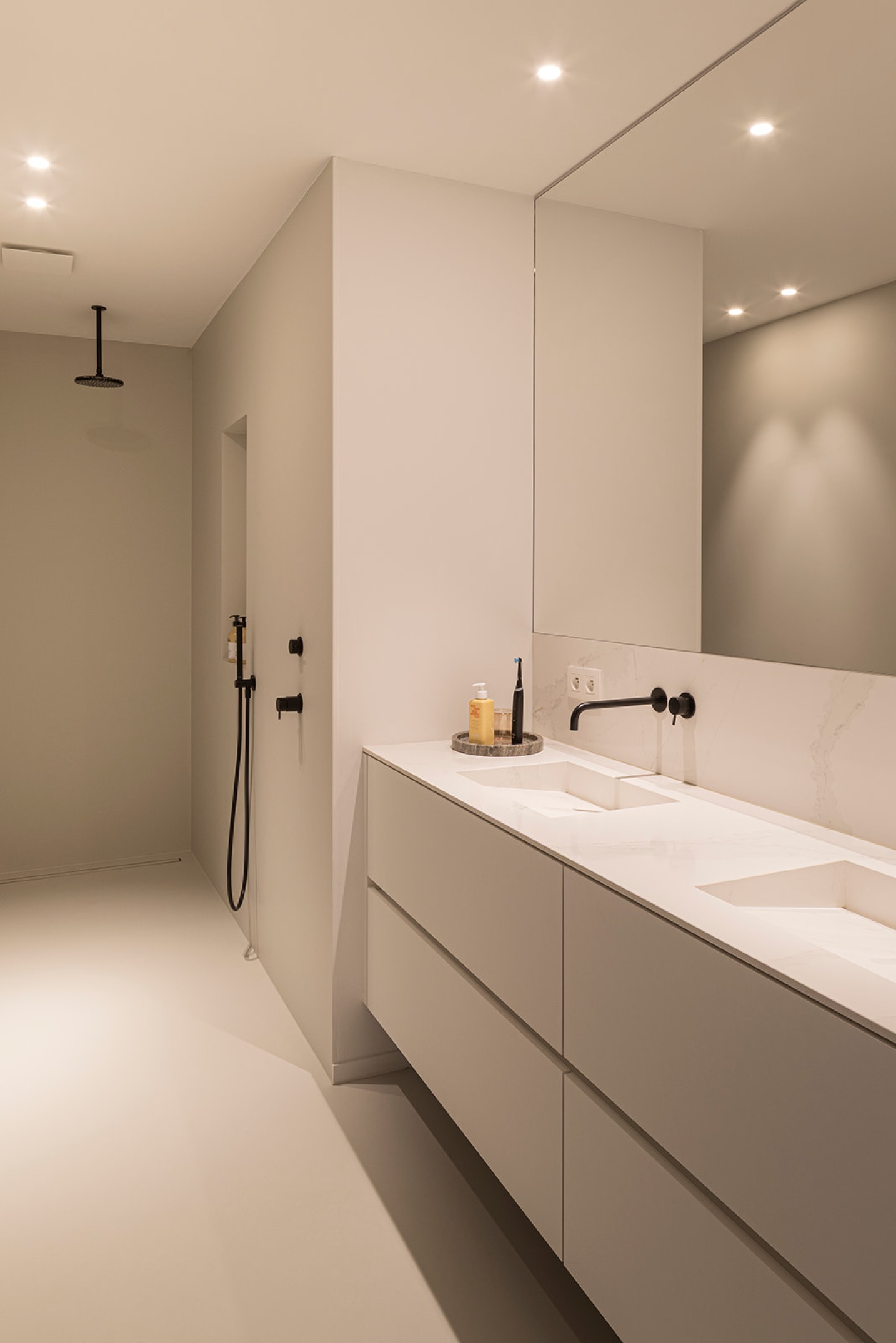 Luxe badkamer met inloopdouche en serene materialen – SFAR interieur & architecten Limburg
