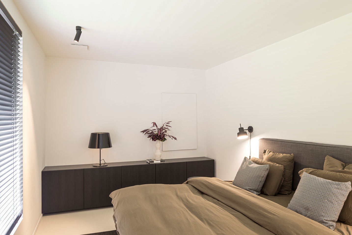 Rustgevende slaapkamer met warme en natuurlijke materialen – SFAR interieur & architecten Limburg