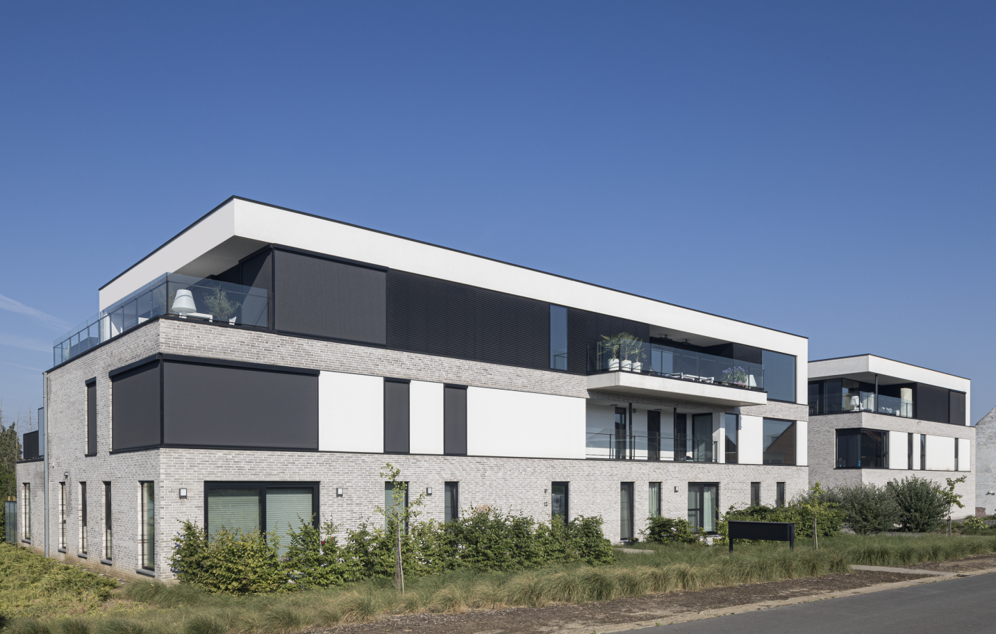 Hedendaags appartementsgebouw met 15 woonunits en rustige architectuur – SFAR interieur & architecten Limburg