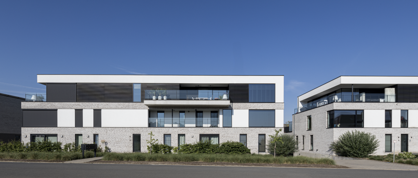 Residentieel project met evenwichtige volumewerking en grote raampartijen – SFAR interieur & architecten Limburg