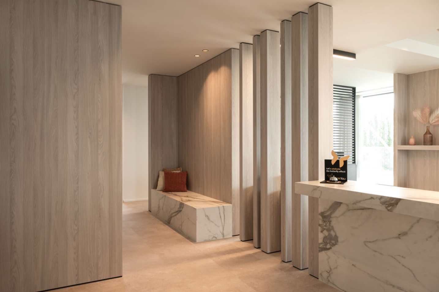 Representatieve inkomruimte met marmeraccenten en warme eiken afwerking – SFAR interieur & architecten Limburg