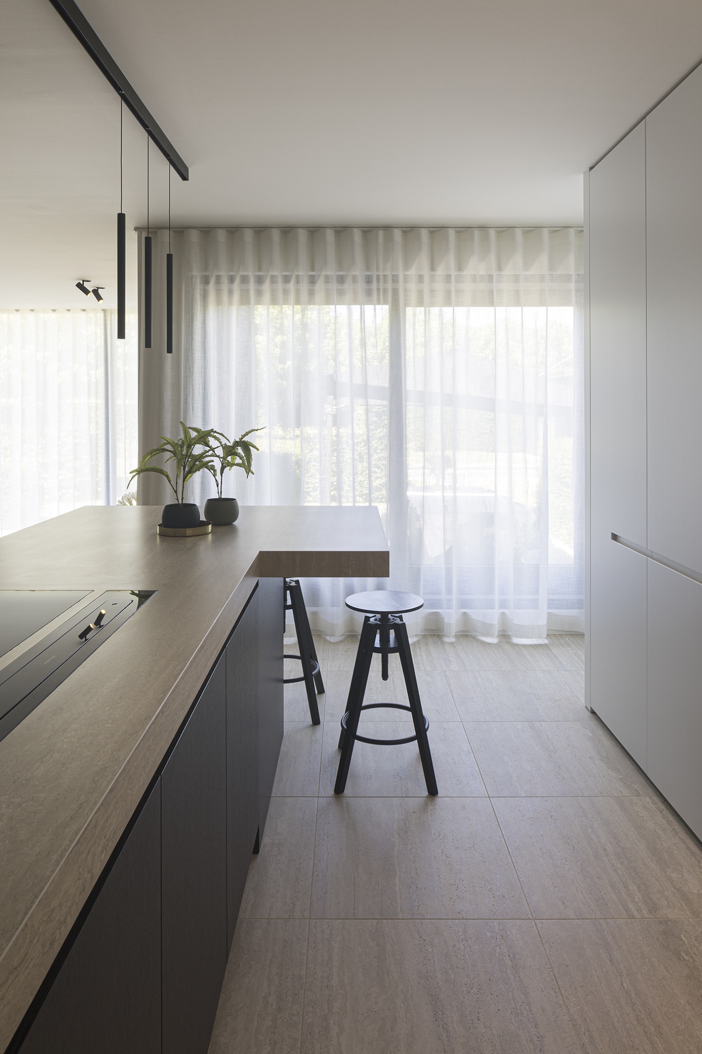 Strakke leefkeuken met eiland en geïntegreerde opbergoplossingen – SFAR interieur & architecten Limburg