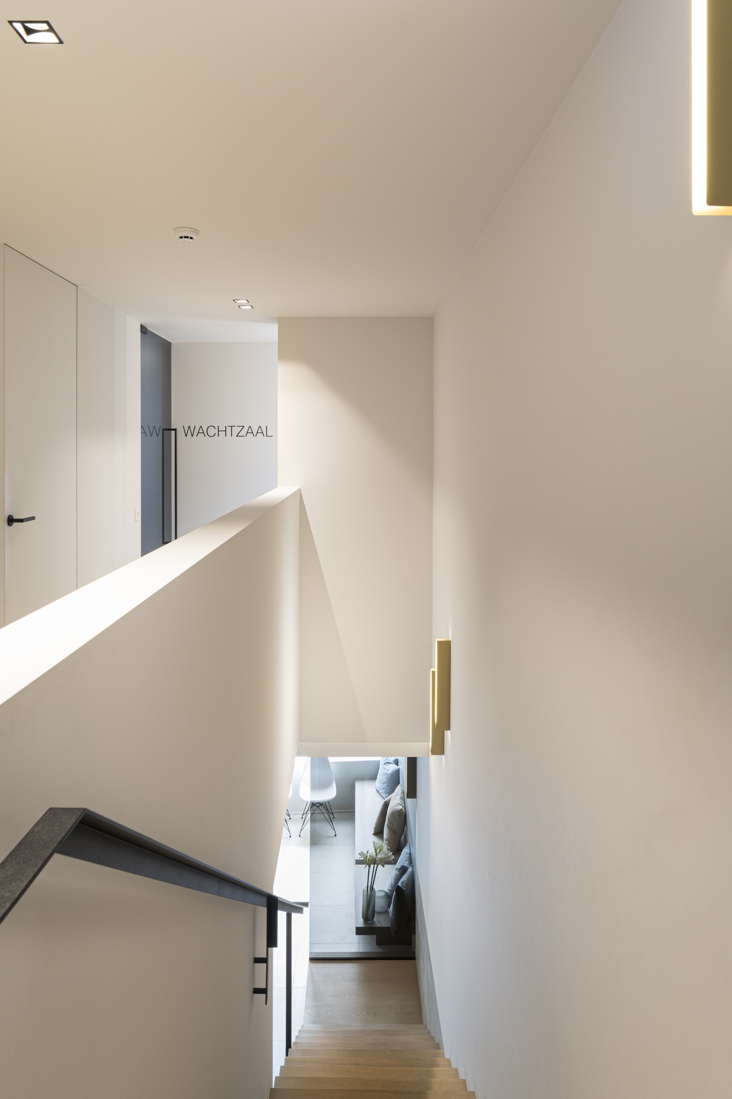 Minimalistische circulatie met duidelijke en rustige routing – SFAR interieur & architecten Hasselt