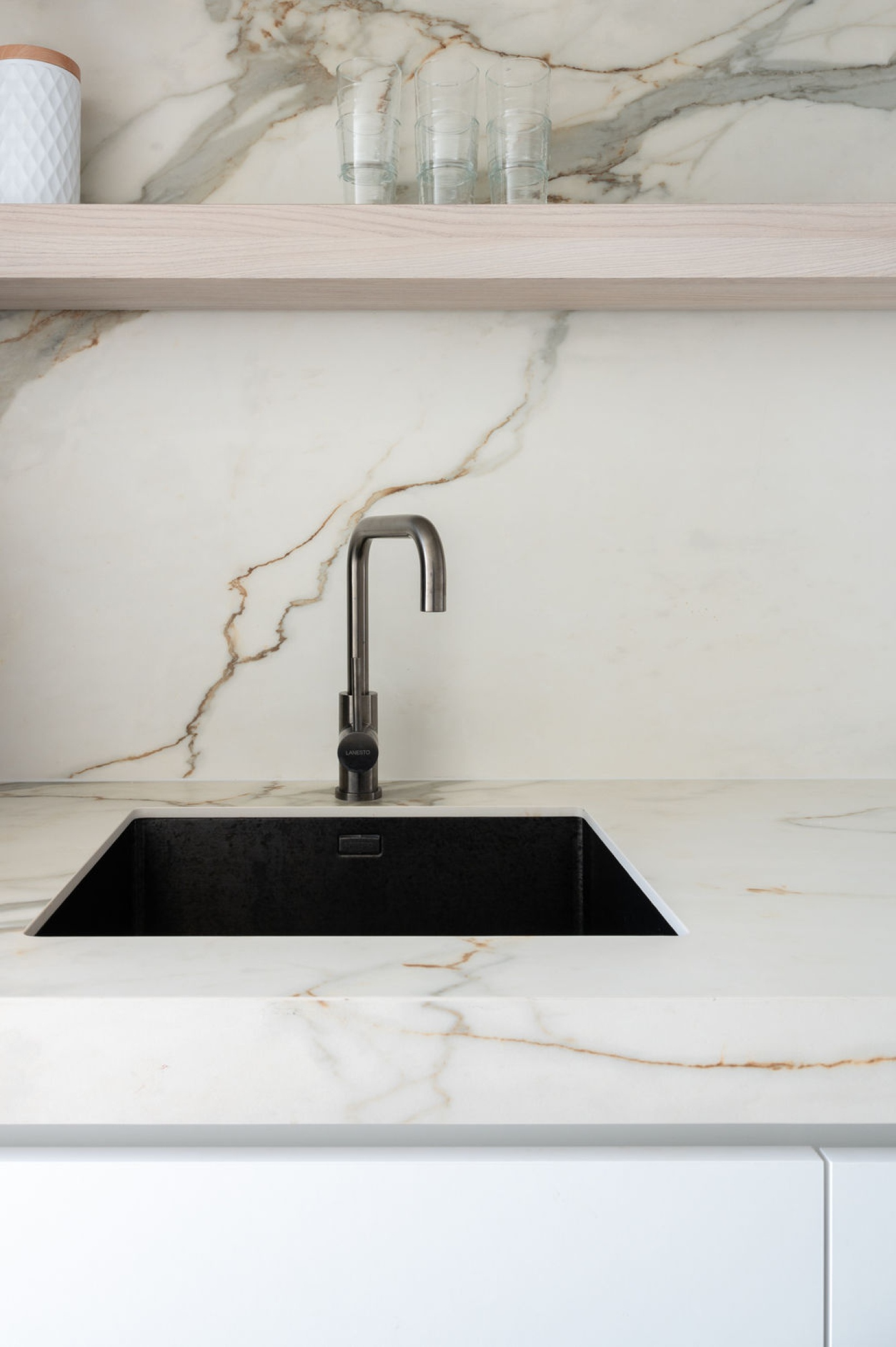 Elegant kantoorconcept met focus op identiteit, rust en kwaliteit – SFAR interieur & architecten Limburg