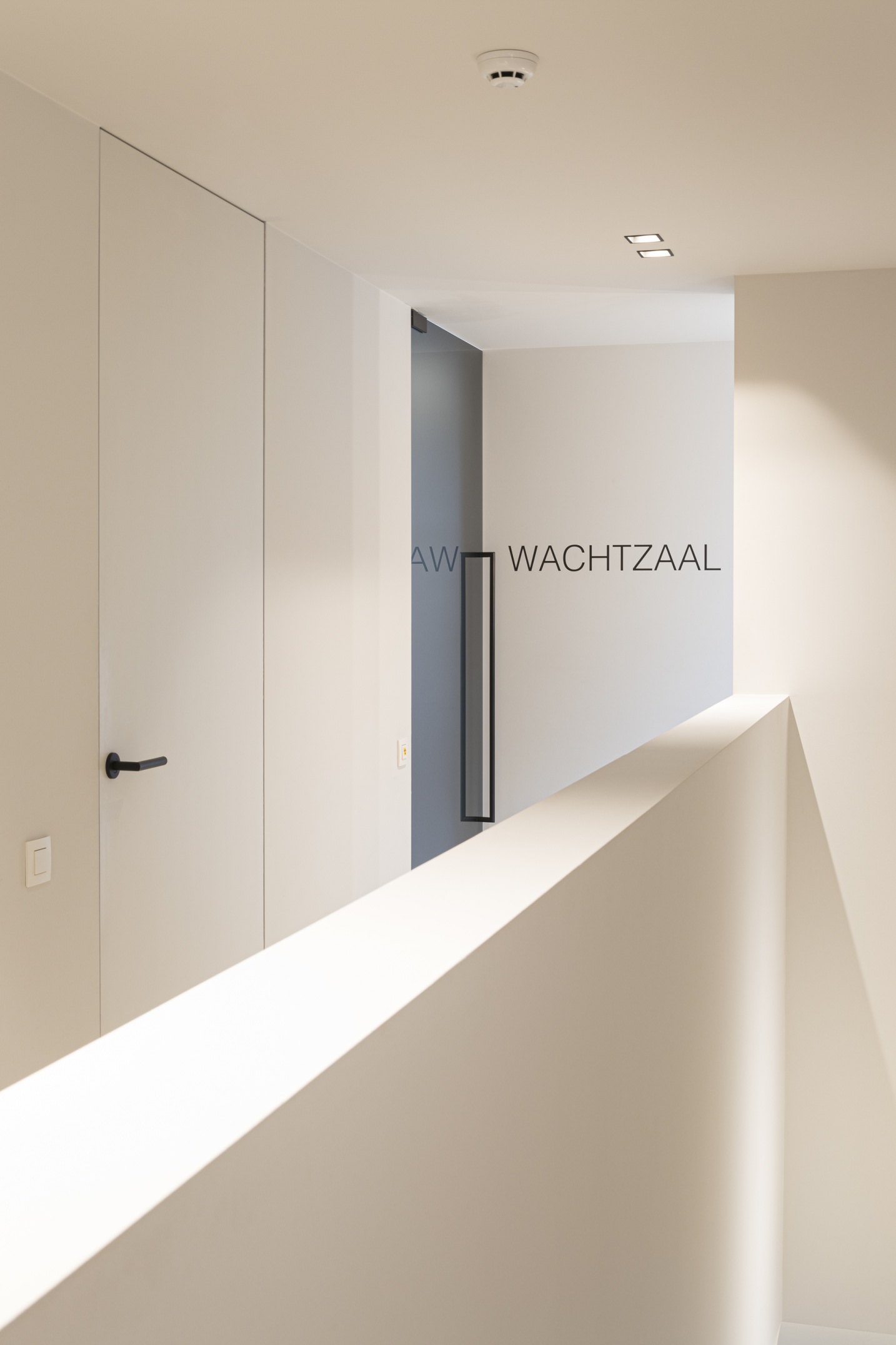 Helder verlichte gangzone in een moderne tandartspraktijk – SFAR interieur & architecten