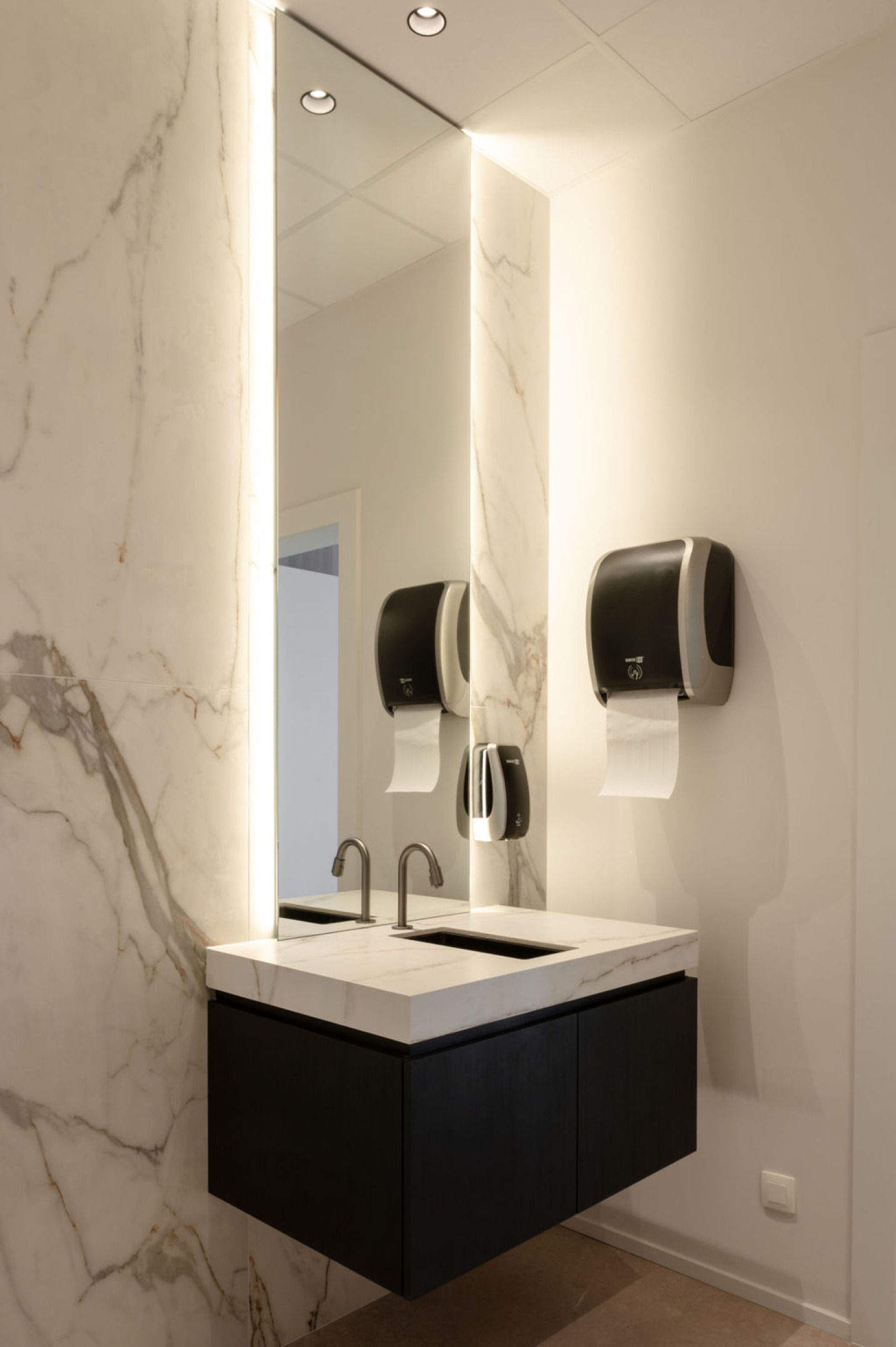 Toilet met warme materialisatie en zachte lichtinval – SFAR interieur & architecten