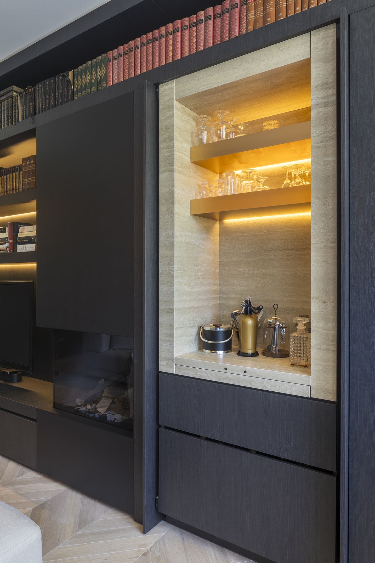 Luxe barkast met ledstrips en marmerafwerking high-end luxury - SFAR interieur & architecten Hasselt