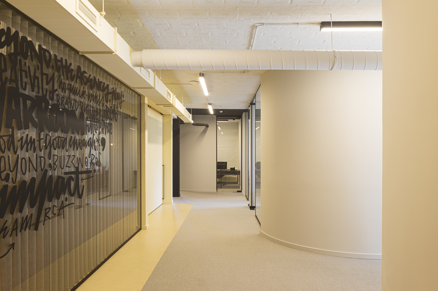futuristische hal voor kantoorhun in Limburg - SFAR interieur & architecten Hasselt