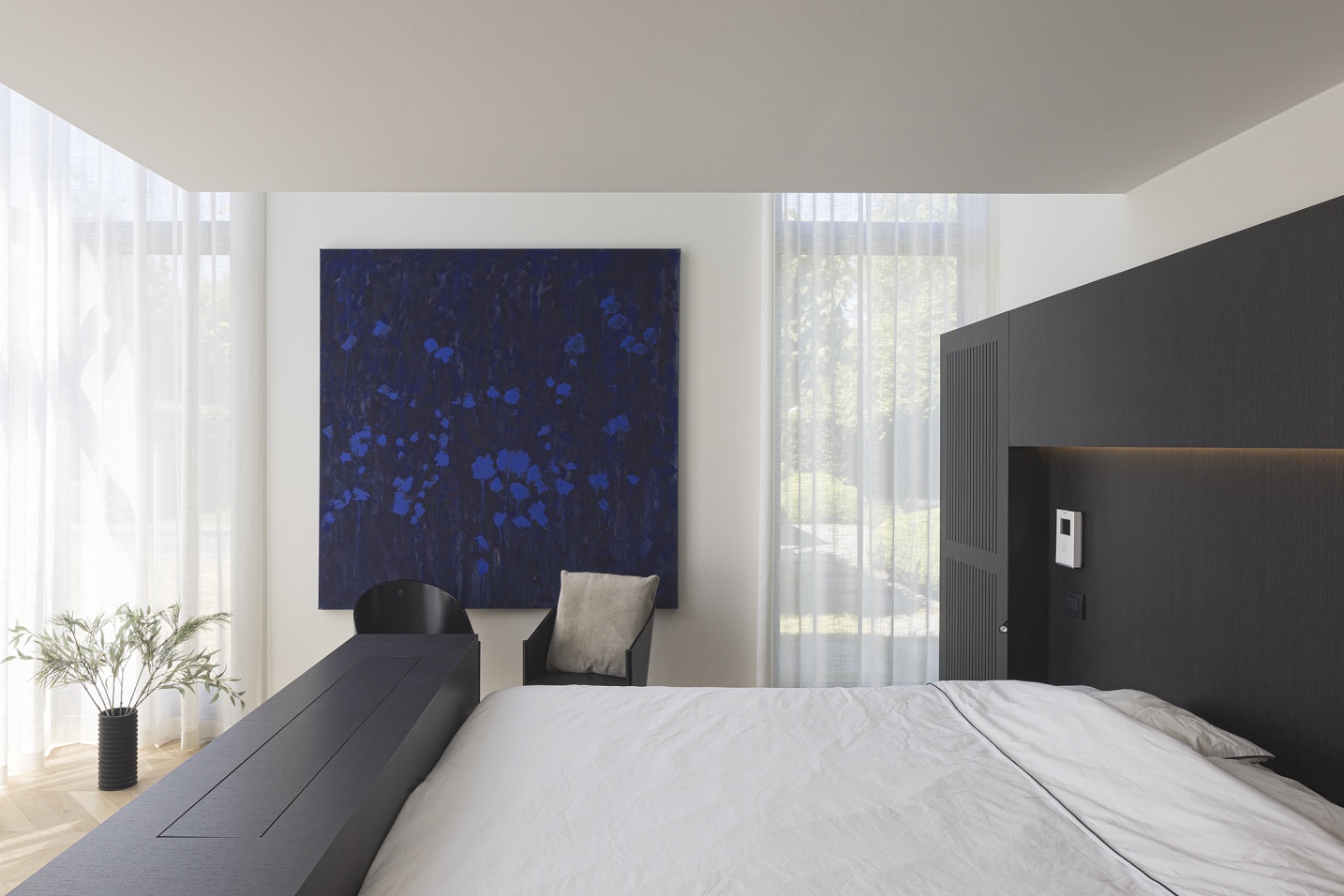 Master bedroom met ingebouwde maatwerkkasten en rustige uitstraling – SFAR interieur & architecten Limburg