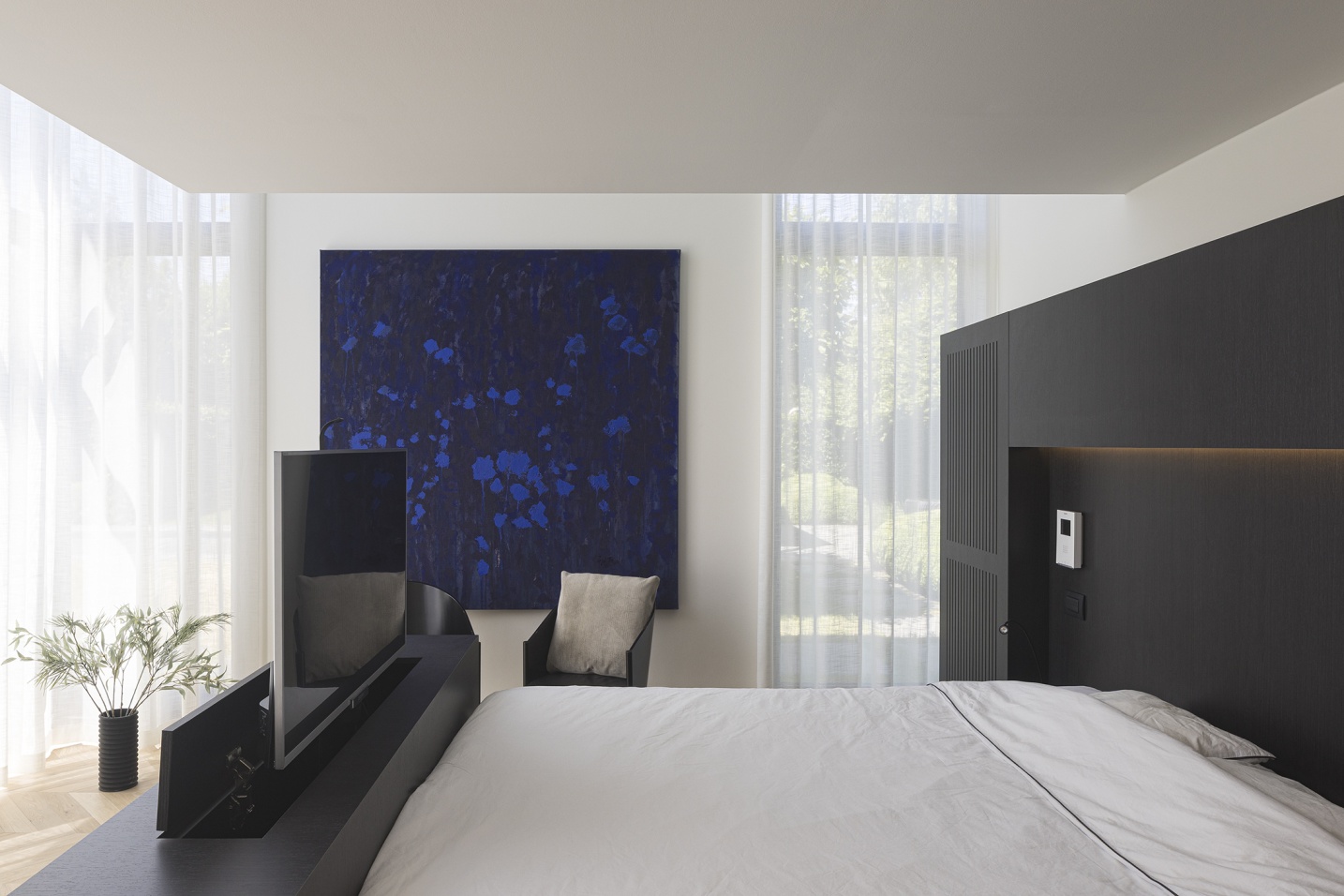 Slaapkamer met serene sfeer en natuurlijke lichtinval – SFAR interieur & architecten Limburg