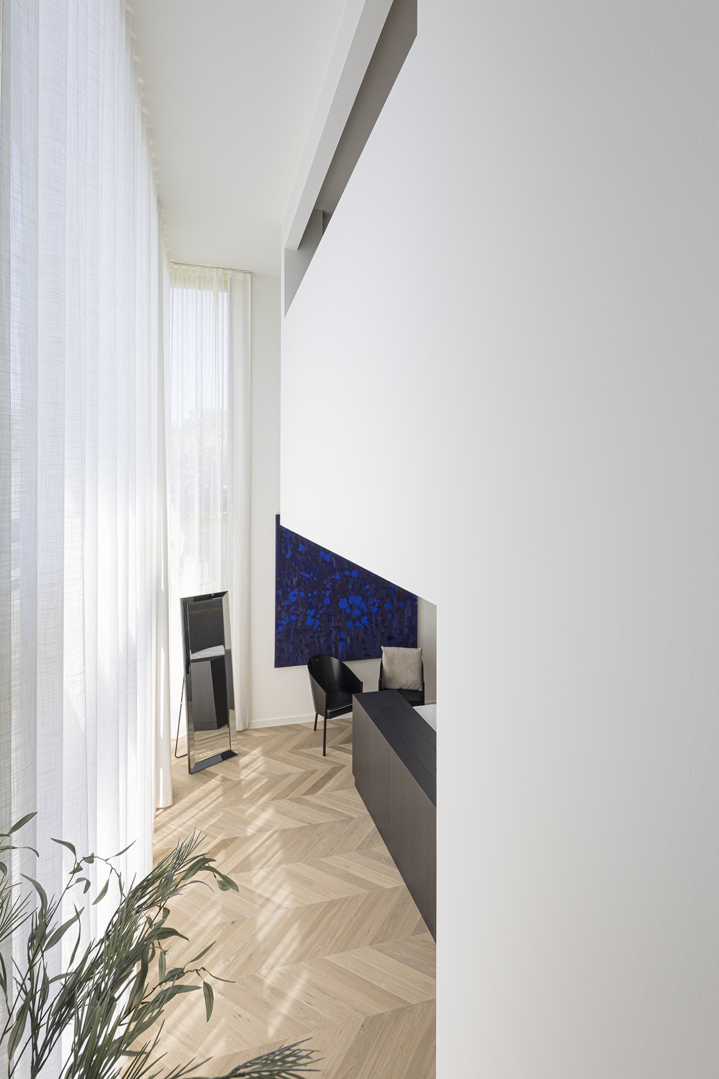 Inkomhal met strakke lijnen en architecturale trapopbouw – SFAR interieur & architecten Limburg