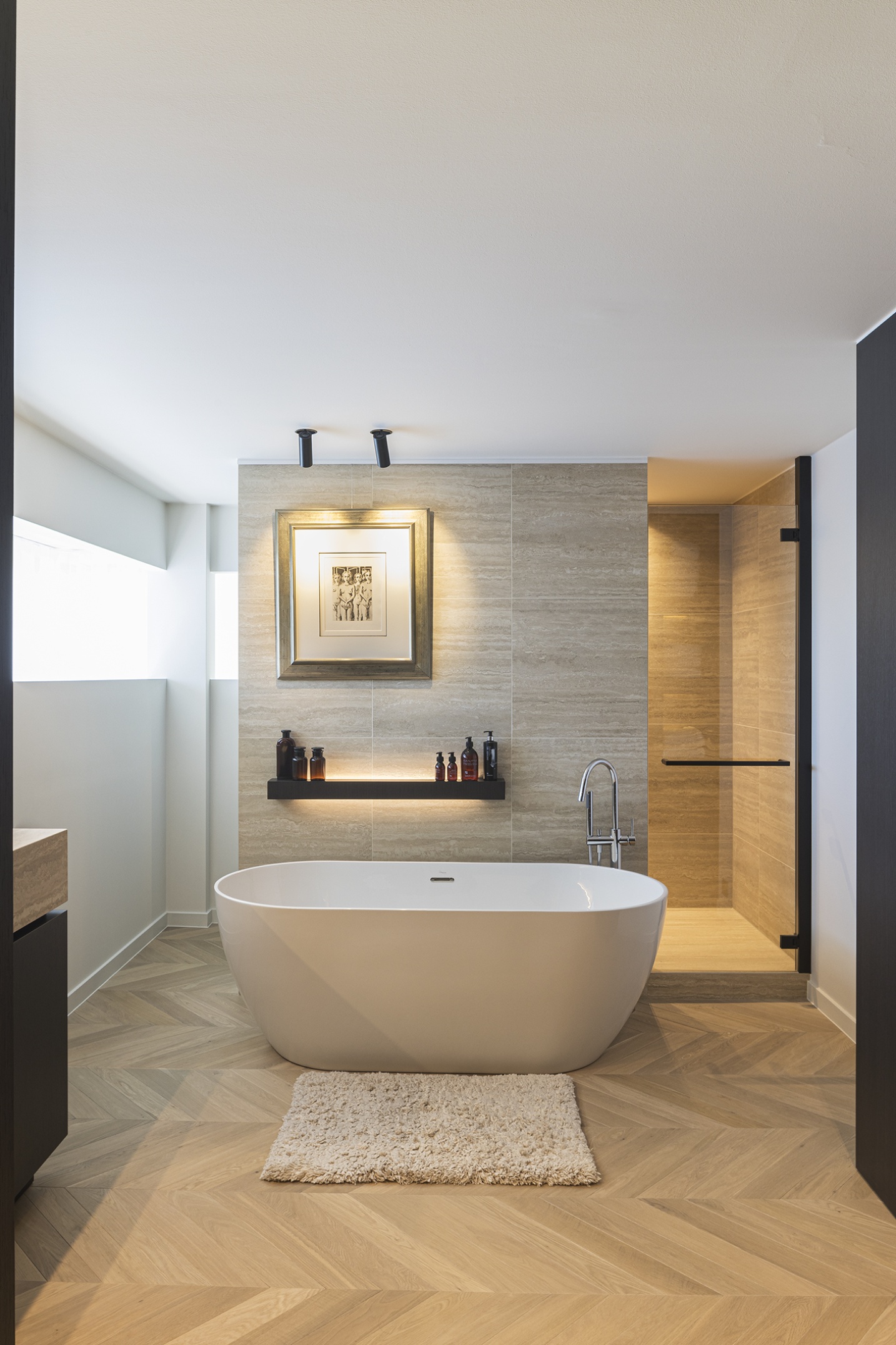 Minimalistische wellnessruimte met warme en elegante afwerking – SFAR interieur & architecten Limburg