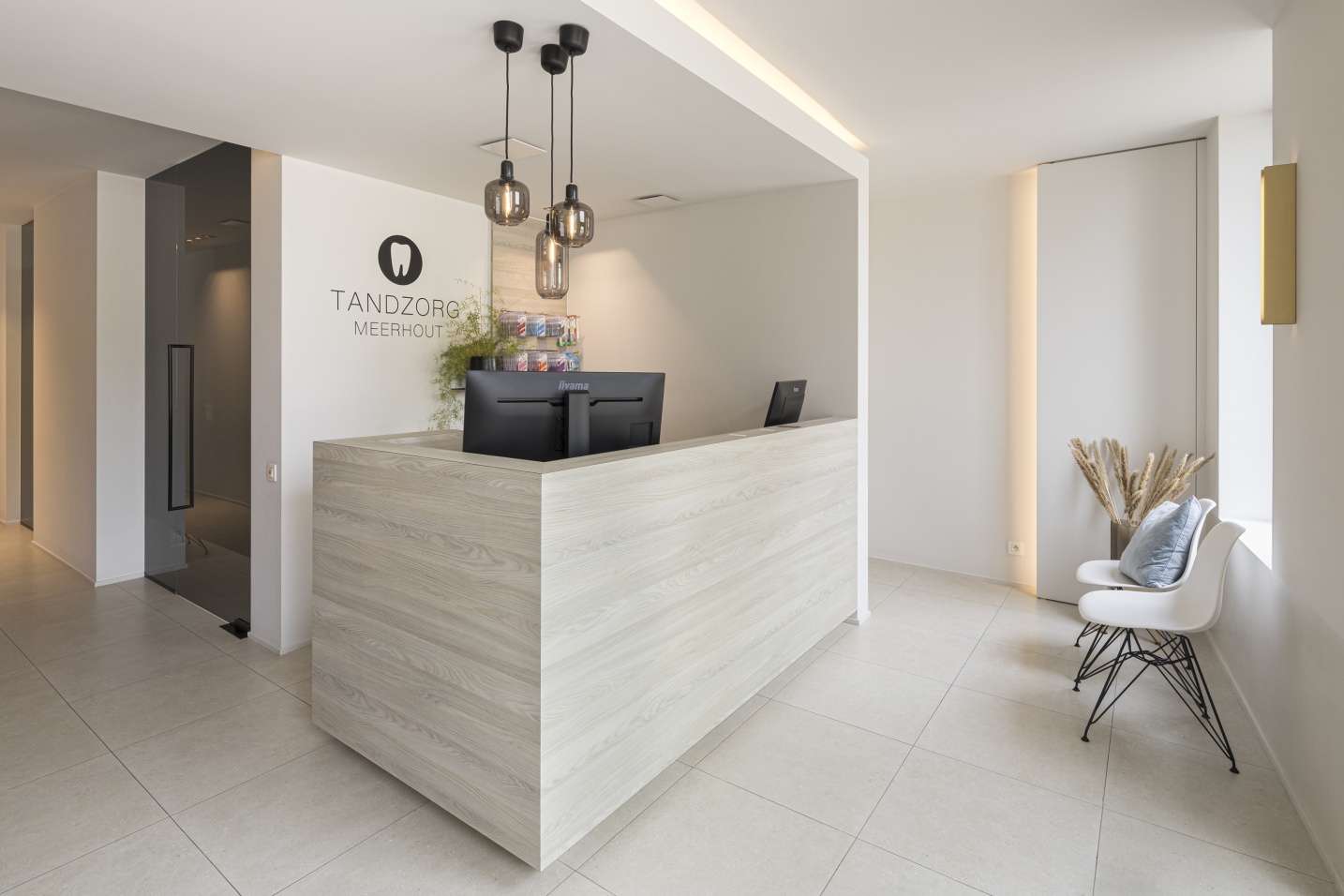 Wachtruimte in tandartspraktijk met rustige kleuren en natuurlijk licht – SFAR interieur & architecten Limburg