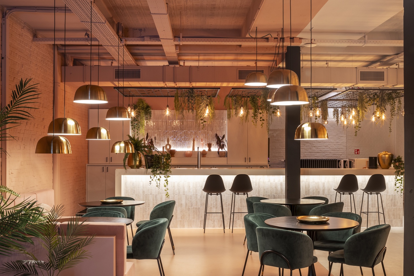 Open bar concept dining space pink soft cosy refter met gezellige kleuren
