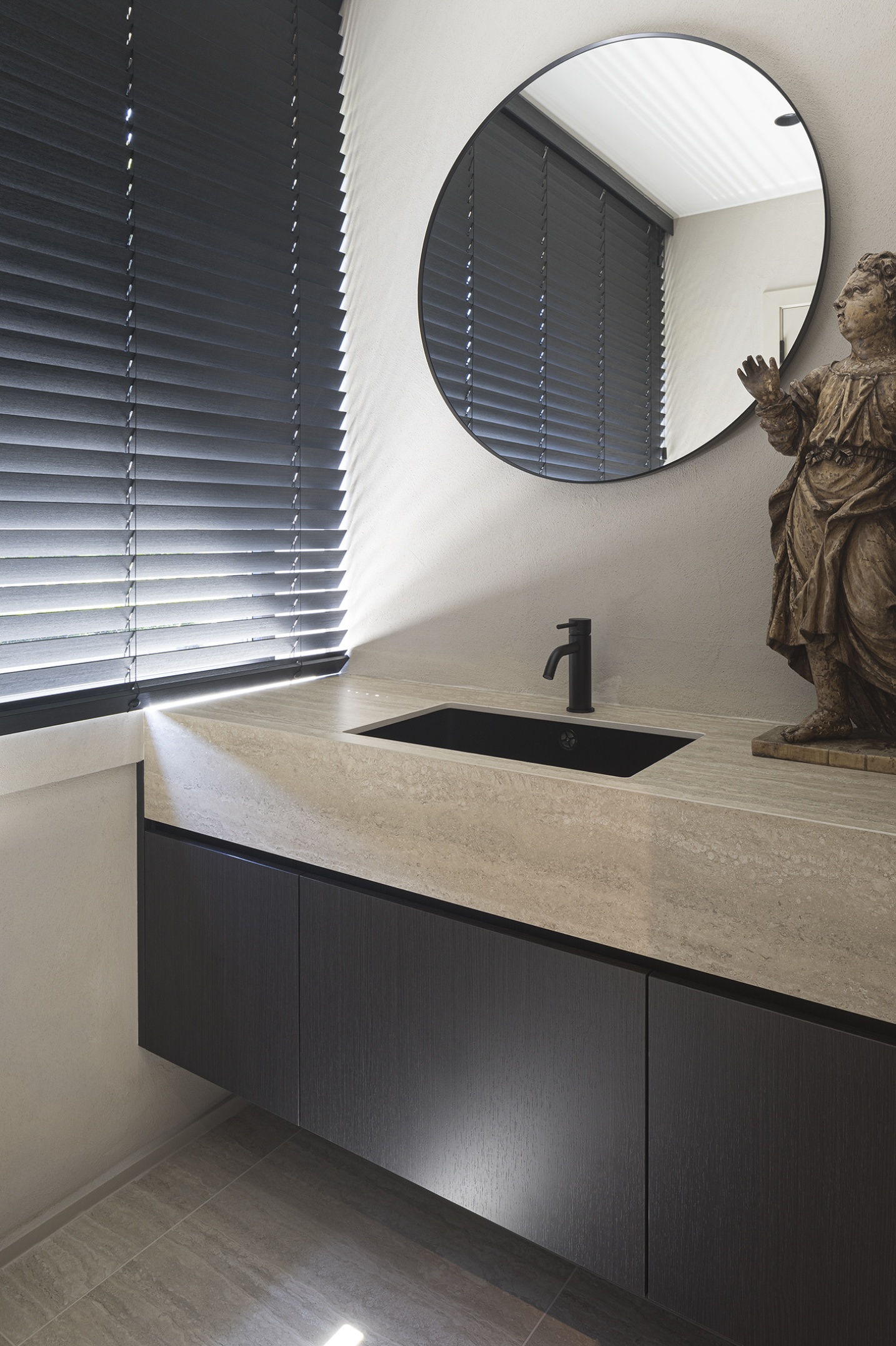 zwevende badkasten spiegel rond luxe afwerking fineer marmer - SFAR interieur & architect 