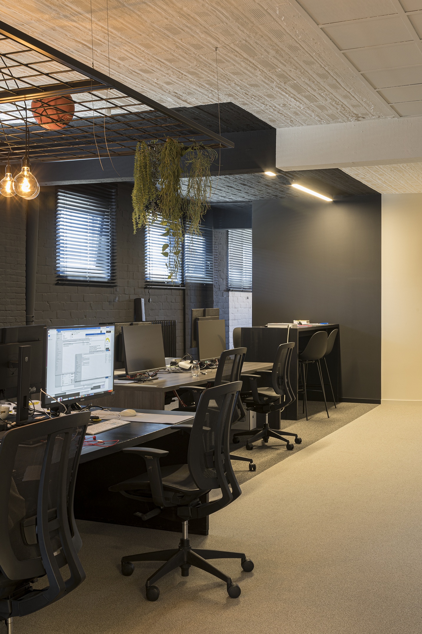 Unieke zitruimte voor werknemers en werkplek zwart ontwerp lijnenspel  - SFAR interieur & architecten Hasselt