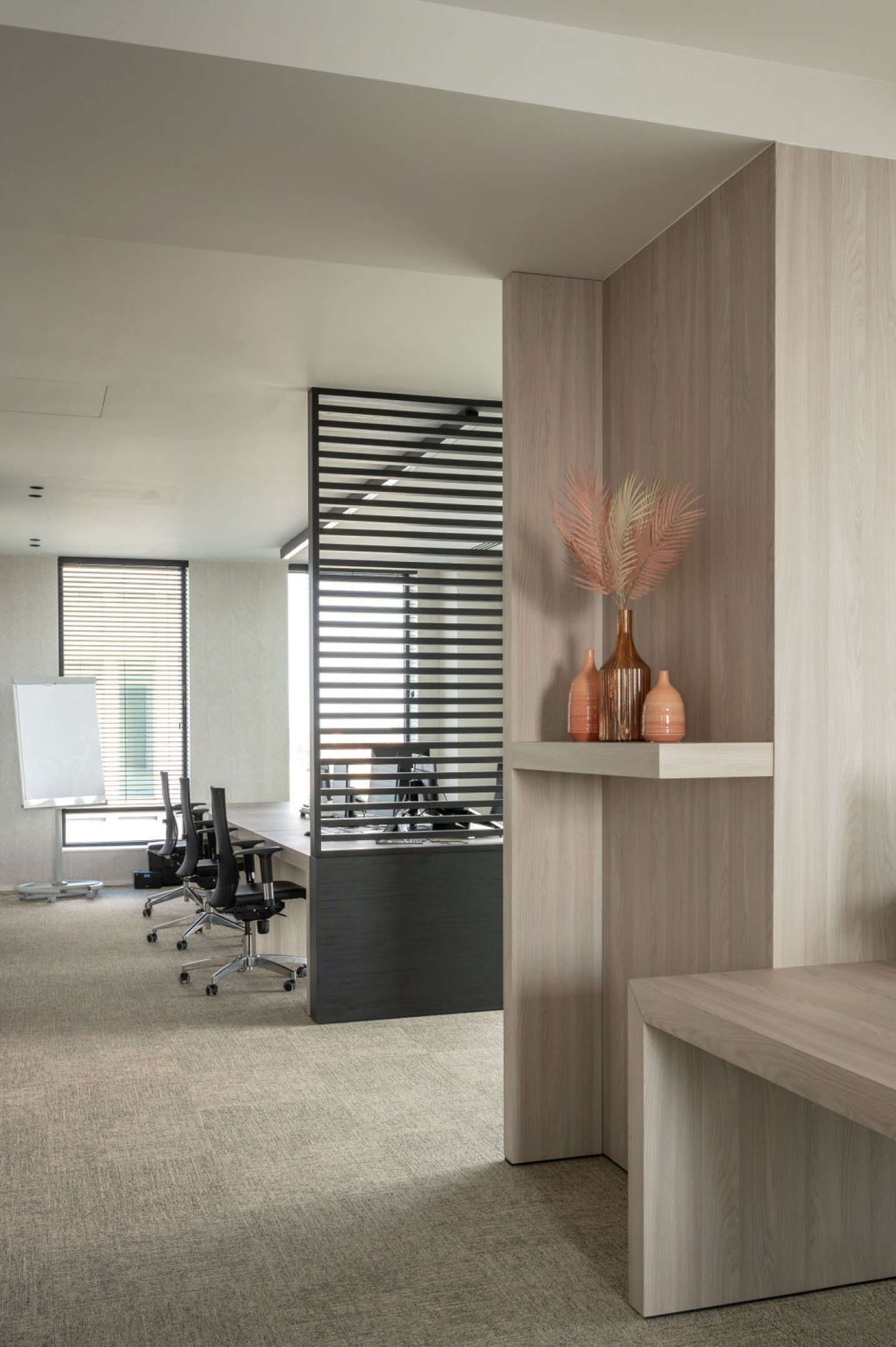 Kantoorreceptie met luxe materialisatie en verfijnde uitstraling – SFAR interieur & architecten